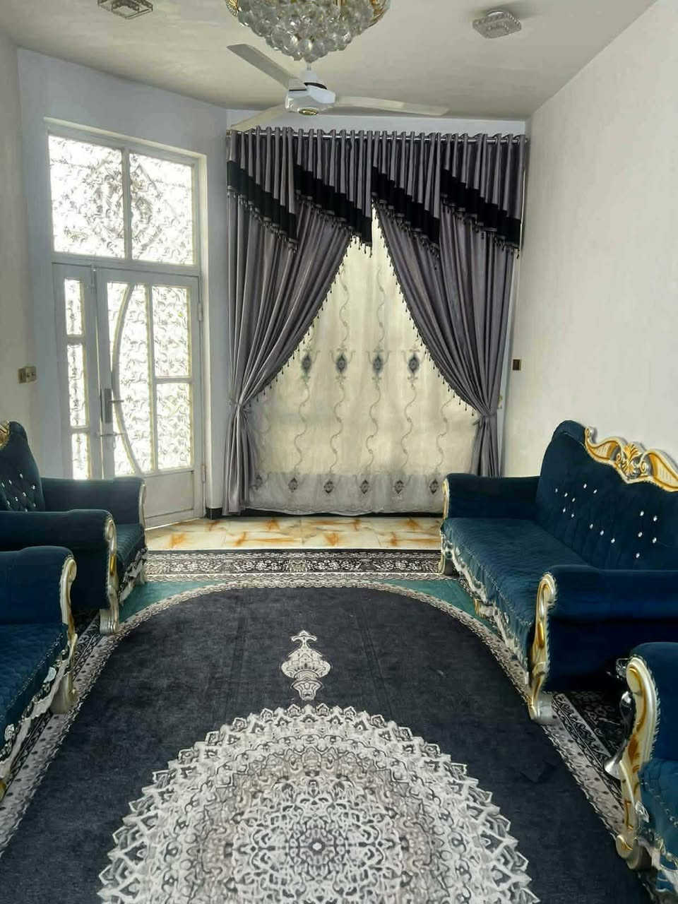 بسم الله الرحمن الرحيم
دار للبيع 🏘️ 

المساحه 200 متر 

بناء درجة أولى 

يحتوي البيت على 

غرفتين نوم 

استقبال ضيوف 

صاله 

مطبخ 

حمامات 

الموقع گاع الزكندري 

شارع المدرسه 

يبعد عن الشارع 15 متر 

الاستفسار أكثر 
يرجى مراسلة الصفحه 
أو الاتصال على الرقم التالي 

  ***********
