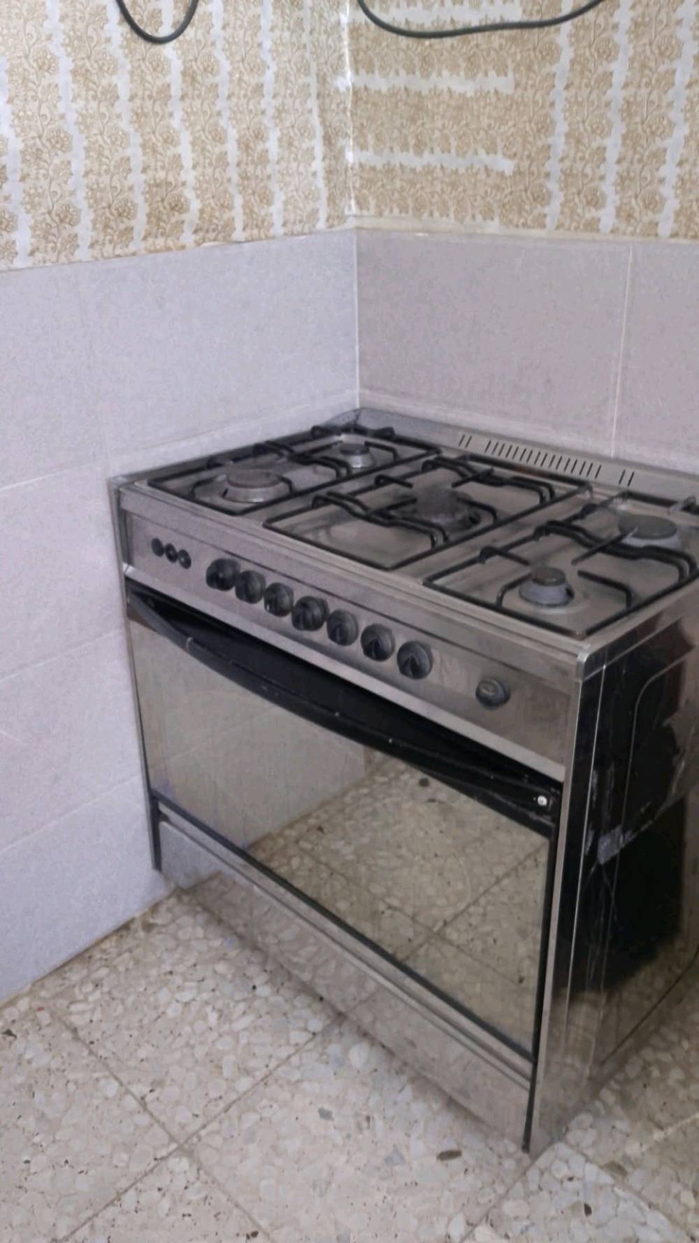 طباخ • نضيف • ٤ عيون