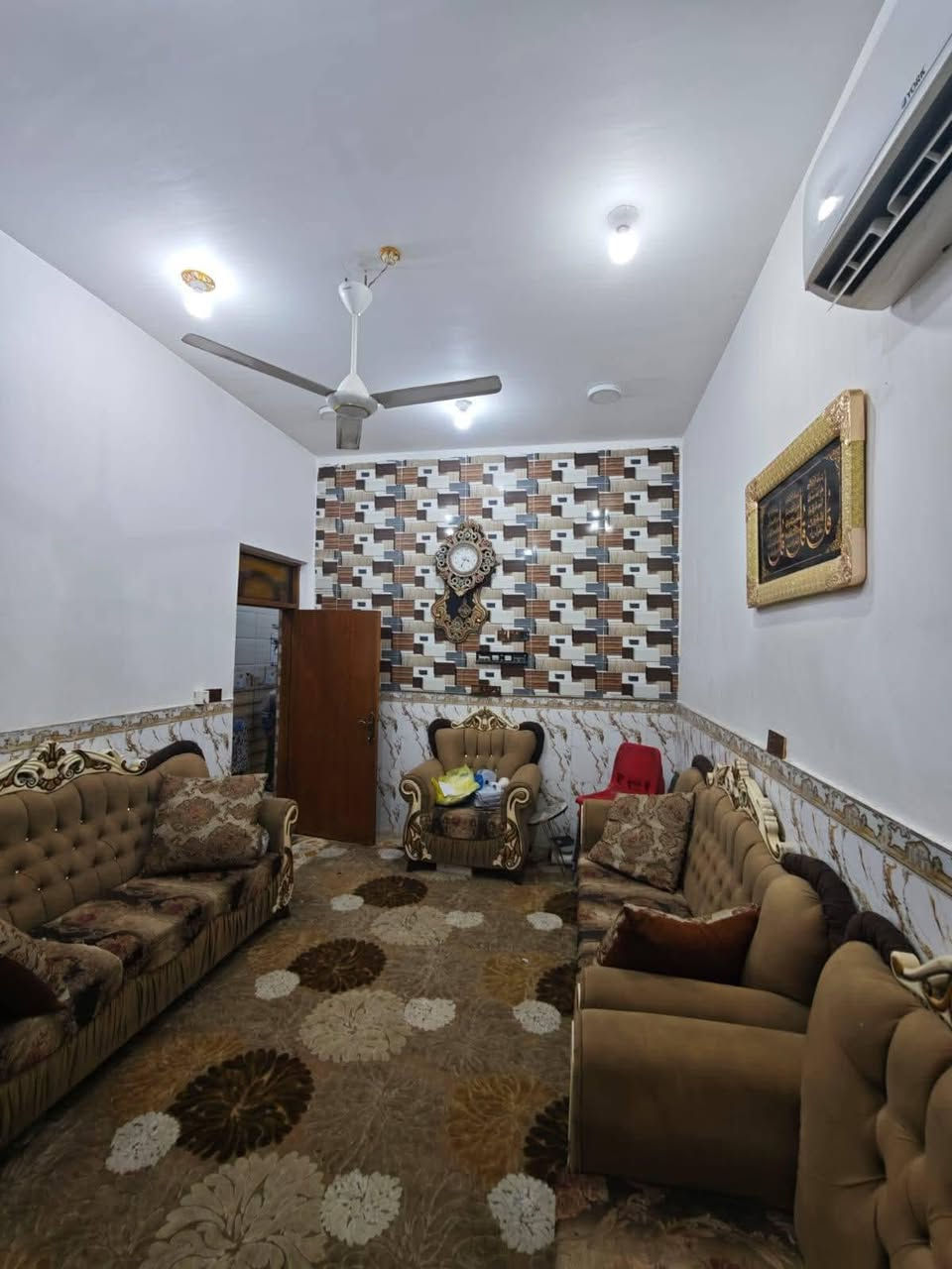 بيت للبيع حي الغدير مقابيل أسواق فطومه 100 متر طابقين كونكريت واجه 5 النزال 20 بي 3 غرف السعر 128 وبي مجال الاستفسار ***********
