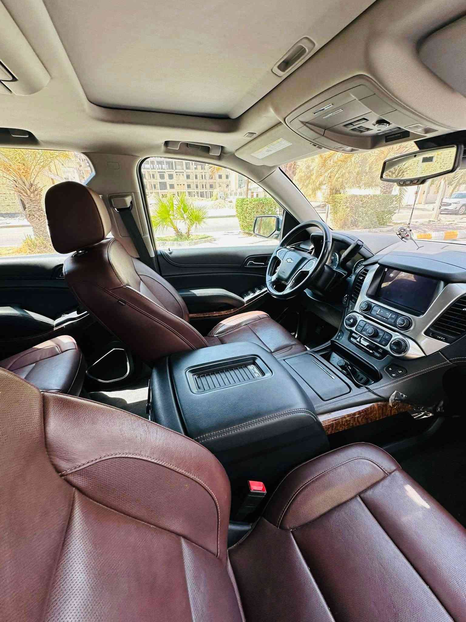 تاهو بريمير‏ CHEVROLET PREMIER 
الموديل: 2020 
المشي: 53 ألف Mile
السيارة وارد امريكي رقم بغداد بأسمي
السيارة فور ويل 4X4 مواصفات كديلاك محرك 6200 وكير 10 سرعات (عادي + اوتو)

* المقاعد قرميدي  Vip مع تدفئة وتبريد مع تحكم كهربائي للجميع وكرسي السائق هزار عند اقتراب السيارة من اي شيء مع مناخ منفصل وتبريد ثلاث قطع

* شاحن لاسلكي + باب الصندوق كهرائي مع استخدام القدم مع رادارات امامية وخلفية وحساسات امامية وخلفية 

* خاصية التوقف الذاتي بالمنحدرات وكذلك البريك التلقاىي المفاجئ
* خاصية الـ Display up لعرض المعلومات على الجامة الامامية مقابل السائق وكامرة خلفية اصلية وخمس بصمات ابواب وتشغيل عن بعد

* ويل حجم 22 كروم مع إطارات برجستون والدبلات الخلفية چوبلس 
* دوسة كهربائية تختفي مع غلق الباب بالاضافة الى مواصفات اخرى كثيرة..

* السعر: 385 (ثلاث شدات و 85 ورقة)

* مكان السيارة: محافظة ميسان- العمارة
(الحادث بسيط فقط الجاملغ الأيمن وبدون أي ضرر للبنيد او مقدمة السيارة) 
للاستفسار التواصل وتساب ***********
