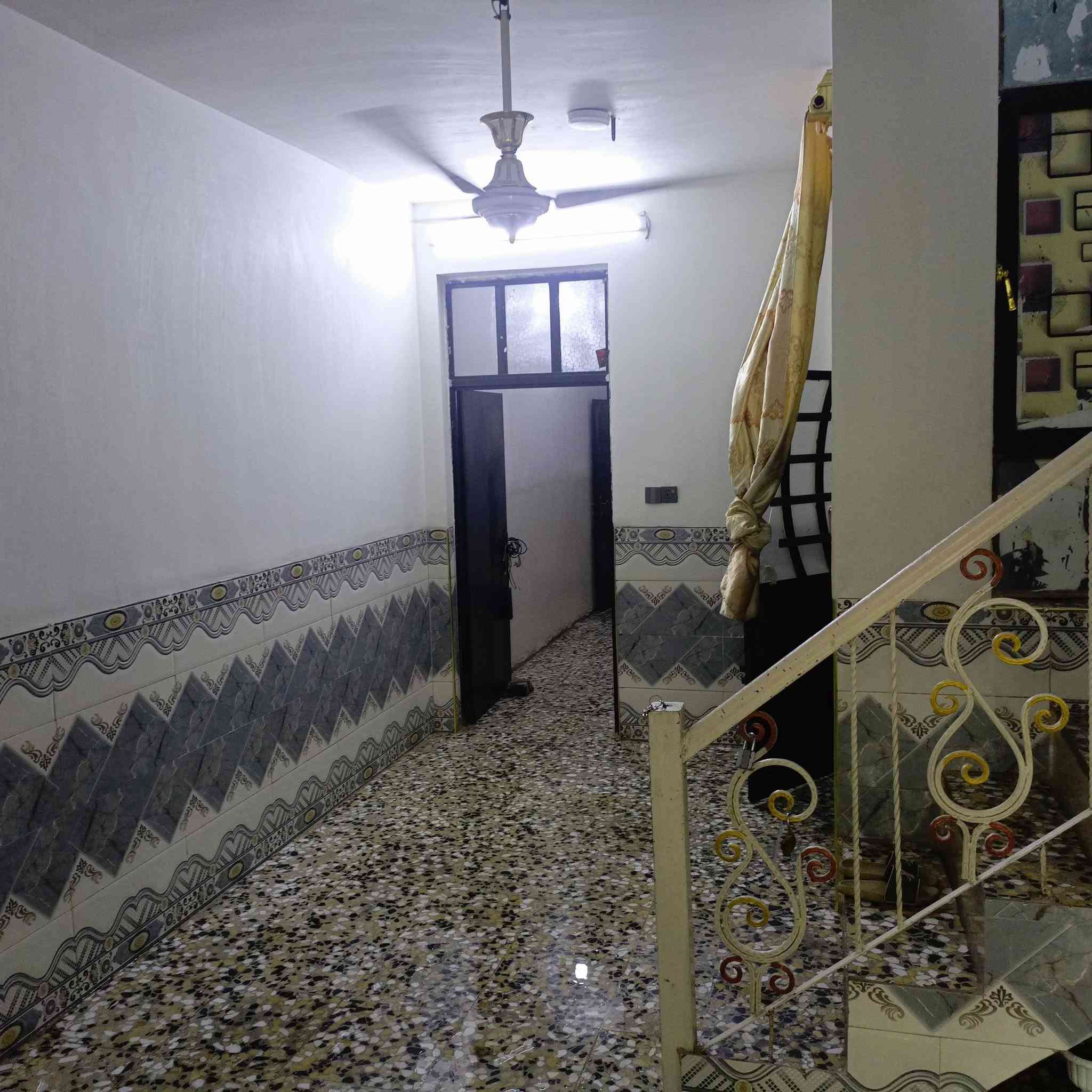 السلام عليكم بيت طابق ونص110 م  زراعي سند 25عل شارع العام شارع السمكه ماي خطين كهرباء خطين يعني حتى السحب ماتحتازة قريب عالشارع العام قريب على السوق خدمات كامله مجاري ماء كهرباء سعر البيت 62 مليون***********بي وات ساب
