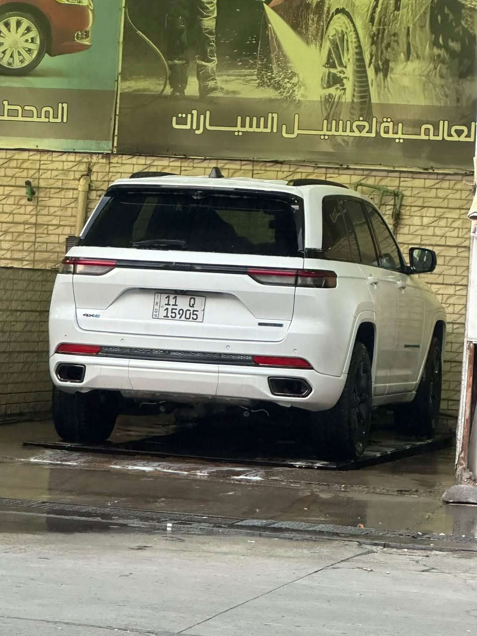 السلام عليكم جيب كراند شيروكي هايبرد  30TH ANNIVERSARE EDITION 2023 فول الفول اعلئ فئه
 مواصفات:
بصمة 
فتحة
الموديل : 2023 أمريكي حادث بنيد و عرضانية   
المحرك : 2000 تيربو هايرد
بيه ثلاث انظمه هايبرد+بانزين + كهرباء 
ماشية 60الف كيلو متر 
المواصفات :
* دفع رباعي 4x4 . 
* قيادة ذاتية عند المنعطفات. 
* رادار امامي مع مانع تصادم . 
* تحذير الخروج عن المسار . 
* مستشعر نوم السائق مع نظام التوقف الآلي 
* تحذير النقطة عمياء 
* نظام تحذير عند التقاطعات. 
* نظام تحذير عند تجاوز السرعة المحددة. 
* نظام تقليل الضجيج داخل المقصورة. 
* إنارة محيطية. 
* شاحن موبايل وايرلس. 
* تعديل وضعيات مقود السائق كهربائيا. 
* مرايا تعتيم ذاتي. 
* المرايا الجانبية قابلة للطي كهربائيا. 
* نظام الصوت من الباين 
* ويل قياس 20 بلاك بلاد .
* سقف بانوراما .  
* شاشه كبيرة 10.1 انج . 
* شاشة للراكب الأمامي .
* نظام الخرائط (GPS) .
* عرض خرائط الطريق على لوحة القيادة.
* لوحة القيادة بقياس 12 أنچ. 
* 4 كاميرات خارجية مع بخاخات ماء للتنظيف. 
* كاميرا للمرأة الداخلية.  .
* المصابيح الأمامية زنون .
* كشافات الضباب زنون . 
* دخول ذكي. 
* بصمة على 5 ابواب للدخول الذكي. 
* تشغيل عن بعد .
* الصندوق الخلفيي كهربائي .
* فرش المقصورة الداخلية من الجلد الطبيعي الفاخر .
* اضافات من الخشب الطبيعي للمقصورة الداخلية. 
* ذاكرة لحفظ وضعيات الجلوس للمقاعد الأمامية
* المقاعد الأمامية كهربائية .
* المقاعد الأمامية تبريد وتدفئة .
* المقاعد الخلفية تدفئة .
* ستائر للشبابيك الخلفية. 
* انارة داخلية LED متعددة الالوان . 
* حساسات امامية وخلفية . 
*5 راكب .
* مكيف خلفي مع وحدة تحكم منفصلة . 
* تدفئة مقود القيادة. 
* مانع تصادم خلفي .
* بلوتوث تلفون . 
* محدد سرعة . 
* نظام التشغيل والاطفاء الاوتوماتيكي .
* نظام بريك
السياره كلشي مبيه نقص 
رقم بغداد باسمي
مكاني البصرة 
الهاتف:*********** 
السعر  265  ورقة
