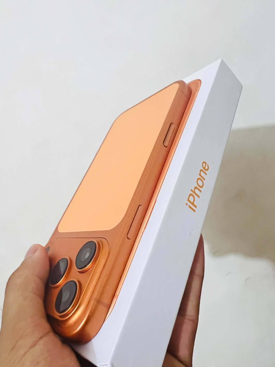 السلام عليكم للبيع او مراوس 
iPhone 17pro max.                    كوبي ماستر طبق الأصل
ذاكره 512 ياخذ تك سيم كارت 
نضام ايفون ينزك جميع  البرامج
لون مميز برتقالي 🧡🧡🧡
كامل ملحقات كارتون + كيبل الاصلي +كفر شفاف اصلي
شحن تايب سي كامره تخبل يشغل كامره من الجانب
سعره 185 وبي مجال حك الجيه 
مكاني حله طريق سده محاويل 
للاستفسار ***********
تحياتي للجميع🫶
