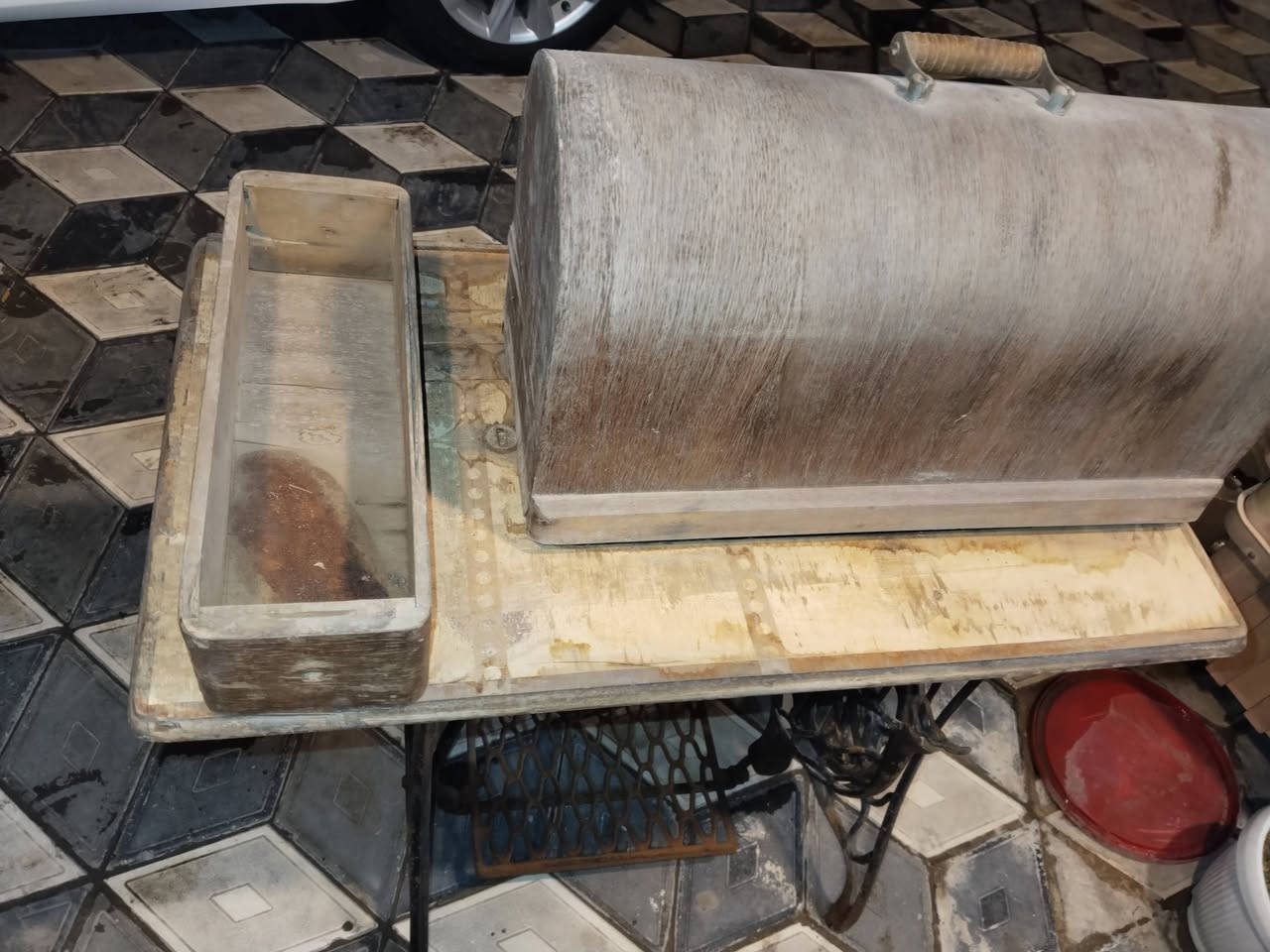 مكينه خياطه انتيكه الي حب يشتريه يتفضل يقيم وياخذه هذا رقمي *********** بغداد البياع

