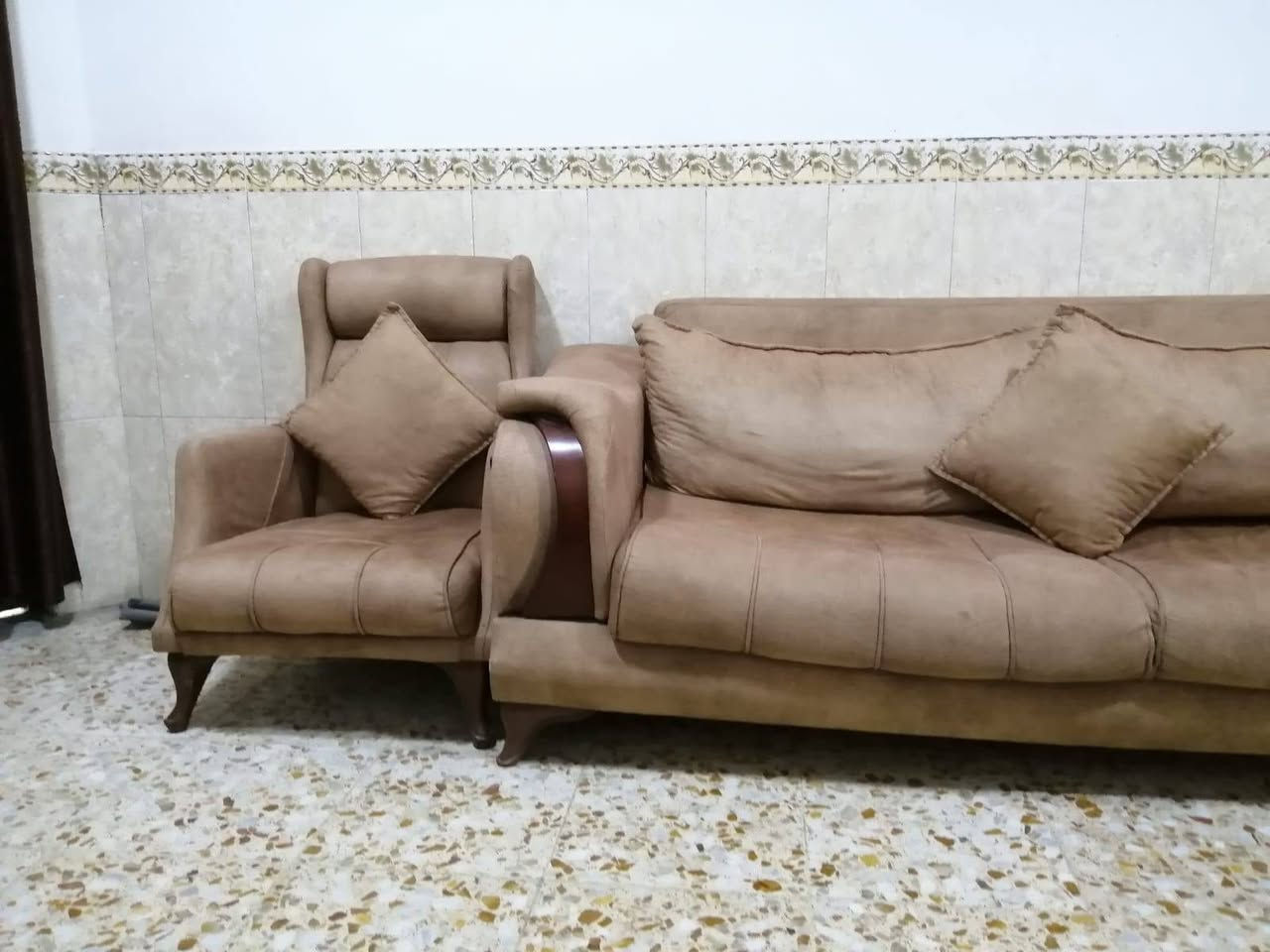 السلام عليكم تخم تركي ابو المخزن ١٠ مقاعد نضيف خشب درجه اولى مكاني الدوره السعر ٤٠٠ وبي مجال ***********
