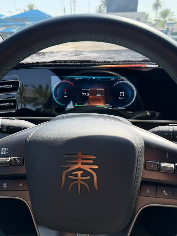 سلام عليكم   كن L  بطاريه 🔋120km

سيارة BYD Qin L DM-i 2025
هايبرد DM-i 5.0
الممشى فقط 20,000 كم
السيارة نظيفة جداً وبحالة الوكالة، استعمال خفيف ومعتنى بيها.

المواصفات والتجهيزات:

• شاشة وسطية كبيرة قابلة للدوران
• شاشة عدادات رقمية
• كاميرات محيطية 360°
• عرض محيطي/شفاف للسيارة 540°
• كاميرات متعددة حول السيارة
• حساسات أمامية وخلفية
• مثبت سرعة متكيف ACC
• أنظمة مساعدة السائق L2 حسب الفئة
• تحذير النقطة العمياء
• تحذير مغادرة المسار
• المحافظة على المسار
• تحذير الاصطدام الأمامي والخلفي
• فرملة طوارئ أوتوماتيكية
• مساعد تغيير المسار
• مساعد القيادة على الطرق السريعة
• مساعد الركن الأوتوماتيكي
• ركن عن بُعد
• Auto Hold
• مثبت سرعة
• تشغيل بدون مفتاح
• دخول بدون مفتاح
• مفتاح NFC / بلوتوث
• نظام DiLink الذكي
• أوامر صوتية للتحكم بالميديا والملاحة والتكييف
• ملاحة GPS
• اتصال 4G/5G حسب الفئة
• تحديثات النظام OTA
• تحكم بالسيارة عن طريق الموبايل
• تشغيل/تحكم بالتكييف عن بُعد
• LED أمامي وخلفي
• أوتو لايت
• أوتو واطي/عالي حسب التجهيز
• DRL نهاري
• جنوط ألمنيوم
• مرايا كهربائية مع تسخين
• زجاج كهربائي كامل
• نظام مراقبة وضغط الإطارات
• عدة أنظمة أمان ووسائد هوائية
• بطارية Blade LFP
• منظومة Plug-in Hybrid DM-i
• 5 مقاعد
• صندوق خلفي واسع حوالي 450 لتر
• طول السيارة حوالي 4.83 متر وقاعدة عجلات 2.79 متر. 

الحالة: بحالة الوكالة — ممشى 20 ألف كم فقط.
الفحص: مفتوح للمشتري الجاد بأي مكان يتفق عليه.
المكان: بغداد
السعر: [26مليون و300 ]
للاتصال: [***********
