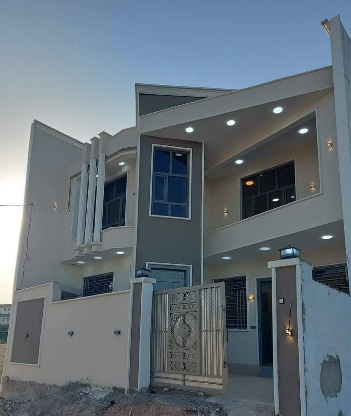 السلام عليكم الي يحتاج صباغ اني متواجد اشتغل ديكورات ونقشات هذا رقمي *********** اسعار مناسبه عروض لمده 30 يوم البيت تكون مساحته 300 متر داخل وخارج 450 عروض لمده 40 يوم
