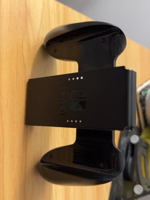 اللون ابيض مستعمل بحاله ممتازه ونظيف ويا كامل ملحقاته سليمه من شاحن وموصل HDMI
ويده
وكارتونته وكامل اكياسها
في كسر بسيط باليده اليمنى لكن تم تصليحها جوده الصوت ممتازه وعاليه ويدعم اتصال البلوتوث
اقصى جوده 1080
لايزال يدعم تحديثات واخر تحديث اله 22.5.0
يدعم اللمس
يدعم توصيله على شاشه TV
يدعم اتصال الانترنت
مساحته 64GB وقابل للزياده
غير مهكر
* Online شغال
* Nintendo Account طبيعي
* ما عليه حظر
* الجهاز أصلي
* كل الملحقات أصلية