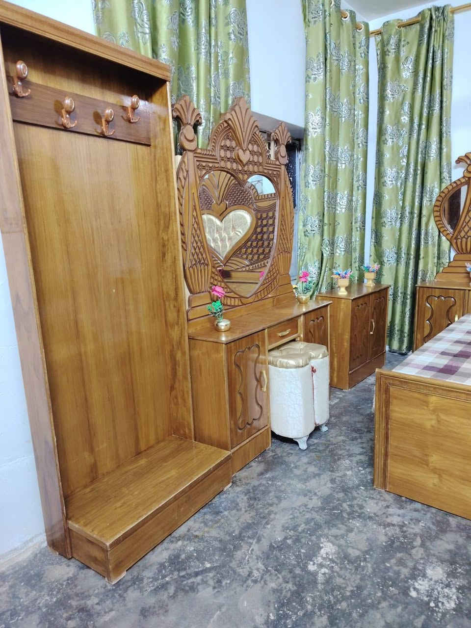 غرفه توج طابق واحد
كنتور خمس بوب جديده بعدها 
 سعر 750 بيها مجال هيه ودوشكها 
العنوان الرمانه البوعبيد الحويجه 
***********
