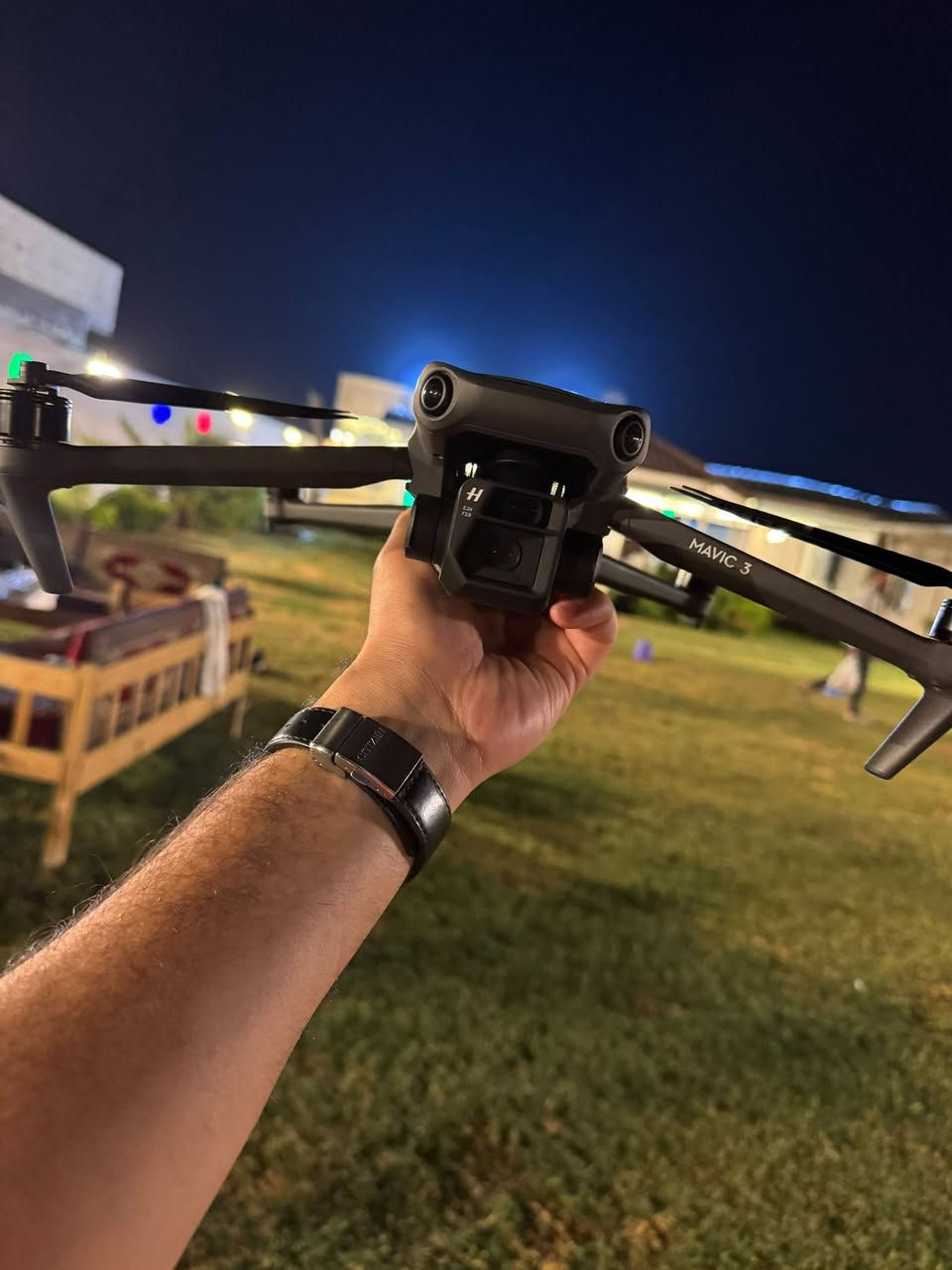 السلام عليكم للبيع Dji Mavic3 الغنية عن التعريف كومبو ريمونت عادي كامل المحلقات حتة الفلاتر وياهة استخدام ساعة ونص فقط  وبطارياتهة كل وحدة مشحونة 7 مرات مثل ما موضح بالصور جديدة بدون اي ضرر حتة شخط مابيهة بس المشكلة بيهة حساب يعني تكدر تستخدمهة مدى الحياة وتسوي تحديثات بدون اي مشاكل بس مجرد متكدر تربط حسابك بيهة بالمناسبة تصير ازالة للحساب بس تكلف ورقتين ونص برمجة بدون تبديل بورد وبدون فتح اي شي للاستفسار عن السعر وباقي التفاصيل الاتصال او مراسلة عل خاص او الواتساب على الرقم ***********
