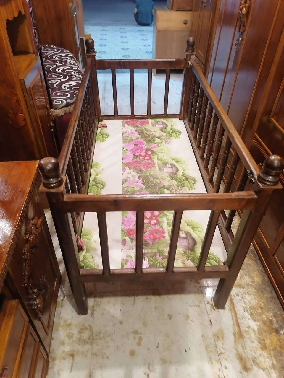 تخت طفل • درجة أولى • معرض ابو حسن