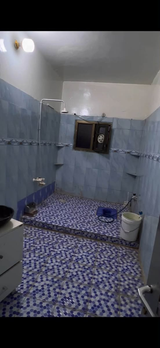 بيت طابق اول للاجار غرفتين و مطبخ و صاله وحمام مع اجهزة التبريد قريب ع الشارع العام
المكان ابو الخصيب مهيجران 
بيت جاهز بناء نظيف
450 الف
***********
