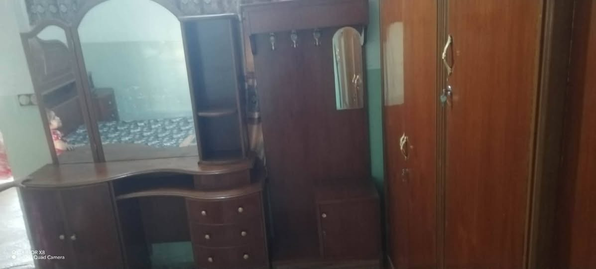 غرفه نوم نظيفه استخدام شي قليل مرتبه خشبها نظيف مكانها تل ارمان الزراعي للاستفسار الاتصال ع ***********لمعرفه السعر
