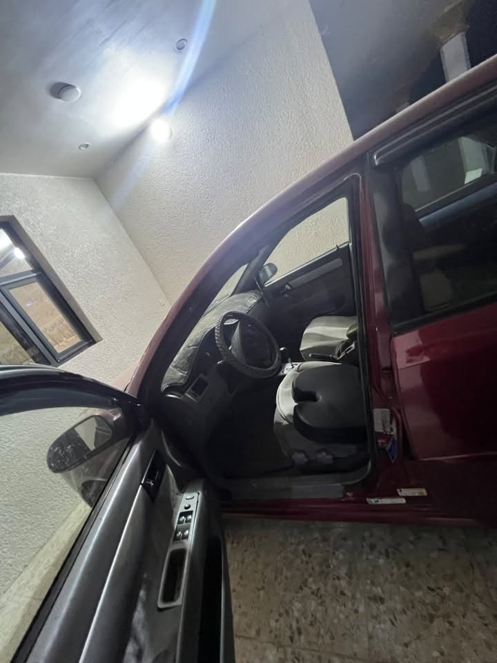 فورنزة للبيع موديل ٢٠٠٧ محرك ٢٠٠٠ كفالة محرك وكير  تبريد ثلج ما بيهة اي نقص تجي وتشوف يرادلهة ترتيبات بسيطة مصبوقة حزام وبيهة جاملق خلفي مستعجل عل فلوسهة وعارضة ٤٤ قفل  رقم *********** موجودة بغداد الجسر الثاني
