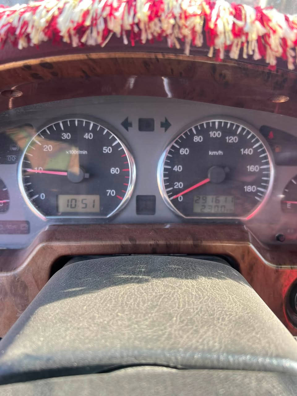 سةرةتا بةناوي خواي گةورة
پيكاب ديّر 
موديل ٢٠١٠ 
دةفتةر بةنزيني لةگةلة 
دةعموو ليدراوي نية چةن چيگةيةكي بوياخة سونةرم داناوة 
سةقفي گةر بوة 
گيروو مةكينةي بةشةرتةو كيشةي نية 
سةنةوي ٢٠٢٥ بةسةر چوة رةقةم باريكة 
سعري ٦٢ گلاو مةجالي برايانة برايانة. 
***********
***********
