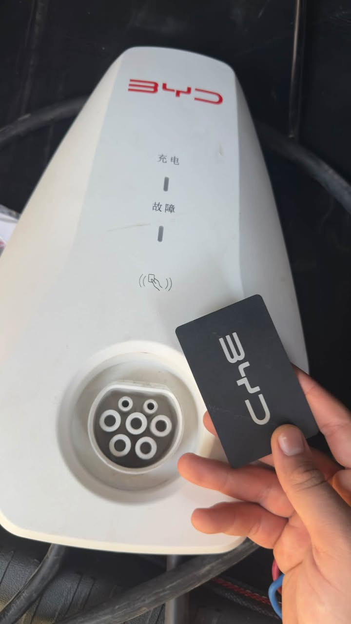 شاحن 32 امبير
للبيع شاحن اصلي BYD ابو الكارت لتجنب سرقة
يشحن 32 او 16 امبير ((  6.0kw )) 
(( 225 الف ))  ⚡️
للسيارات الي تدعم شحن 32 
بغداد - الدورة 
***********
يتوفر خدمة توصيل داخل بغداد
