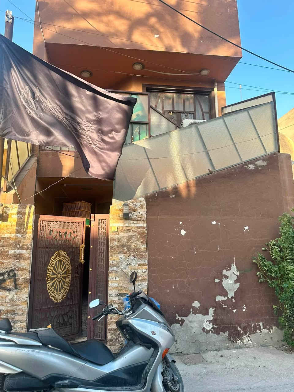 سلام عليكم للبيع بيت 100 م منطقت الدهاليك شارع جامع حجي زهير يحتوي البيت على مدخلين صله اومطبخ اوصحيات  اوغرفه جوه وطابق الثاني كذالك خدمات كامله علماًالشارع كهربائه اسلاك مو ضفيره  عرض الشارع 7 متر مفصول يرهم استثمار اويرهم اخوان اثنين يكعدون بي البيت نضيف اومامتعوب 
هاتف ***********
