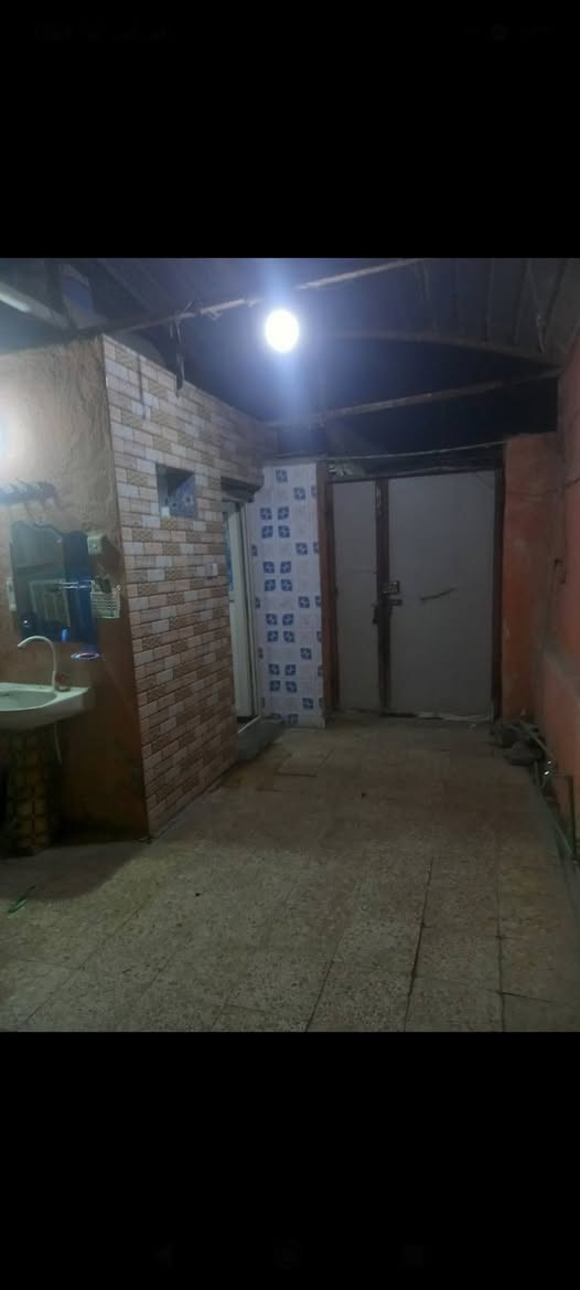 للبيع ( 150) متر طابقين بناء قديم شيلمان مقابل السوق منطقة ثلاثة آلاف ثلاث غرف نوم استقبال صالة مطبخ تخاريج طارمة.. للاتصال على ( ***********) ابو محمد
