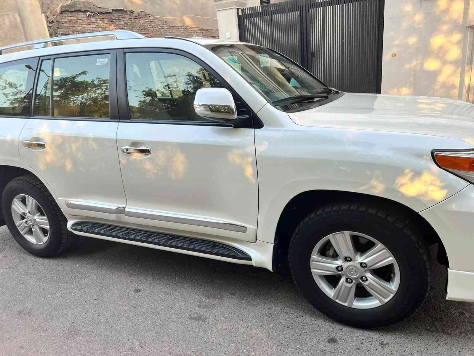 للبيع لاندكروز 2014 كفاله عامه 
سياره ماشيه 153 km مشي حقيقي شرط الفحص 
سياره فول الفول تشغيل عن بعد و ثلاجه و بقيه المواصفات معروفه 
سته سلندر 
مكينه و كير مكفولات 
السياره بيهه BDR كد شبر واحد بس و بيهه رصعات صغيره كلش 
سياره نضيفه جديده و ممشاهه حقيقي مكان السياره بغداد ساحه النسور 
السعر 355 ورقه 
استفسار خاص او اتصال ***********
