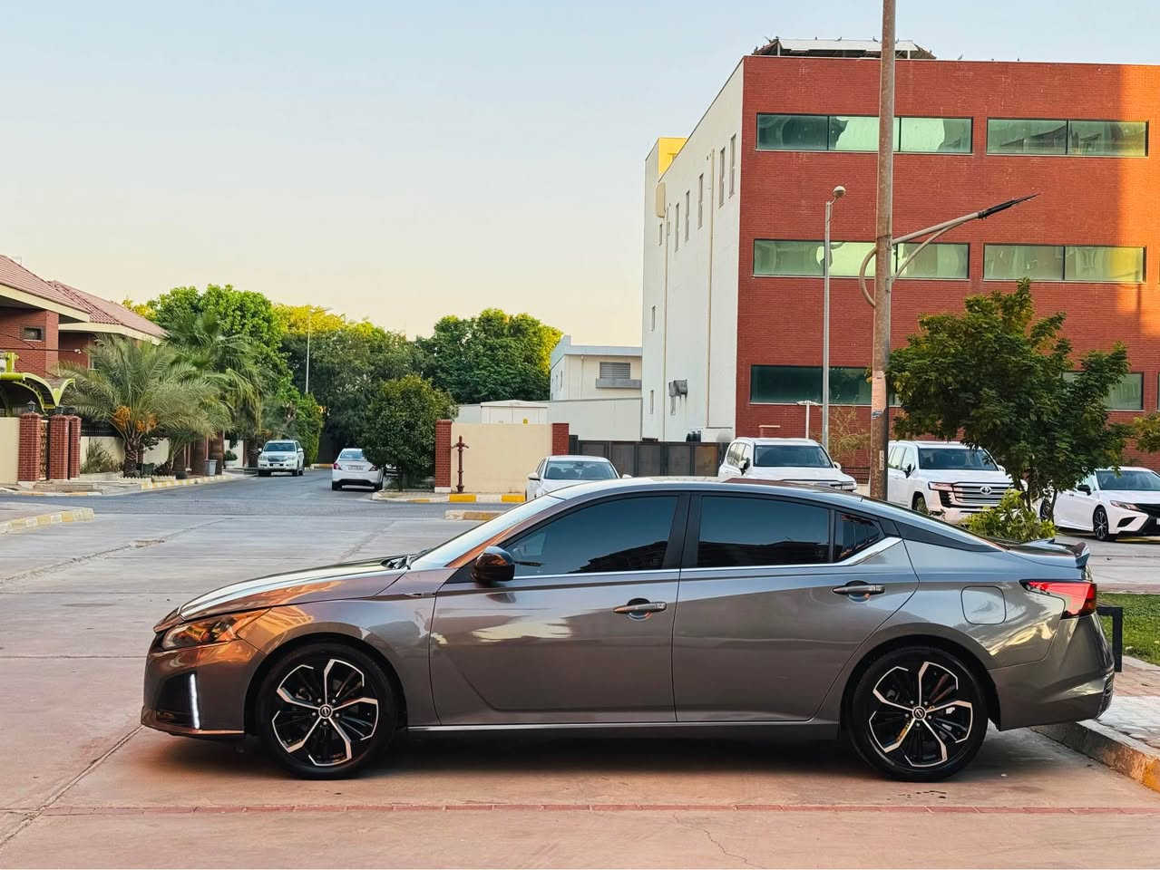 السلام وعليكم
Nissan Altima 2022 SR
مواصفات SR المعروفه
كشنات جلد
رادار اربع جهات
بصمه ابواب وبصمه تشغيل
تحكمات ستيرن
وشفتات ستيرن

ضررها فقط بونيد
ايرباك فقط ستيرن طاك ومرجع بلادي
عنوان السيارة قضاء كلار

السعر ١٣٩ ورقه وبيها مجال كلش بسيط حك الجيه

*********** كالار, السليمانية
