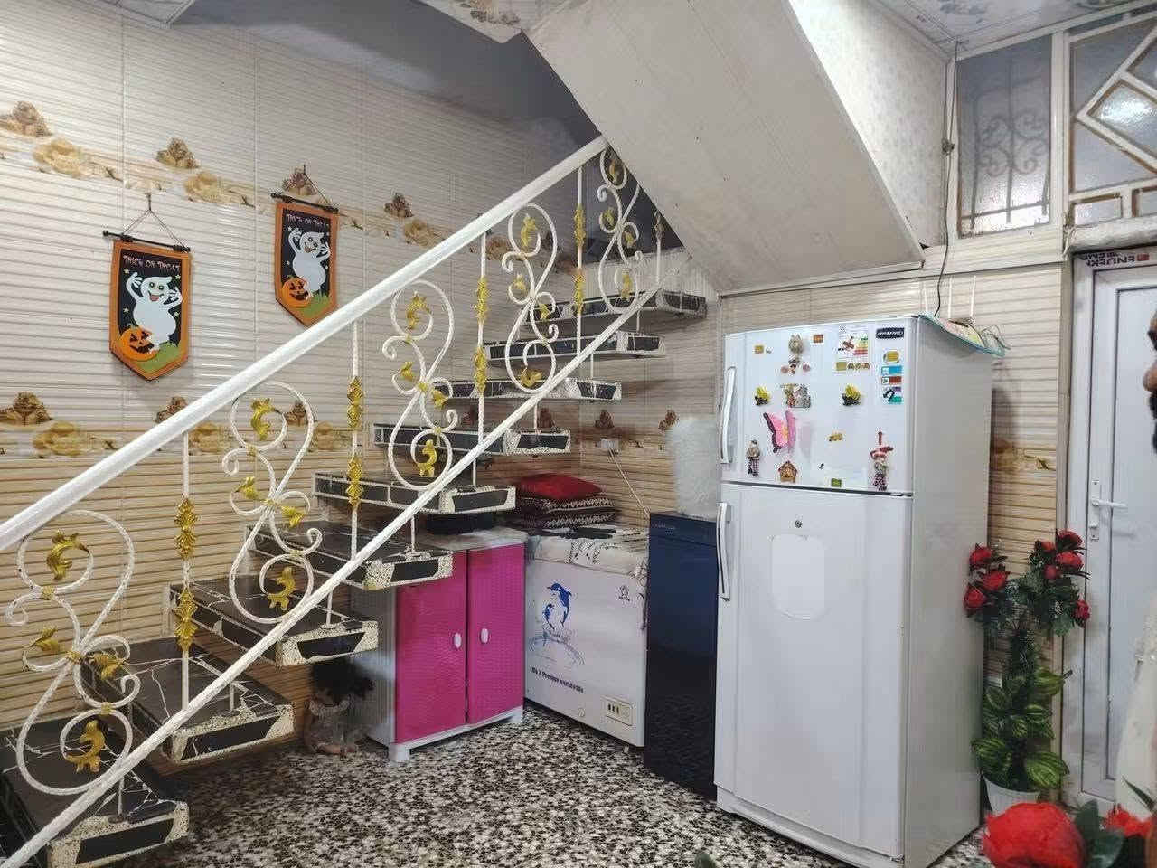 ياالله
السلام عليكم

يعلن مكتب الخبير للعقارات 
وجود دار في حي المصطفى شارع سماح عل تبليط
مساحه 100م

الطابق الأول //استقبال ومطبخ وغرفه نوم وصاله ومجموعة صحيات داخليه وخارجه

الطابق الثاني //غرفه نوم

السعر// 58مليون  وقابل للتفاوض
للاستفسار مراجعة المكتب مقابل مركز الشباب الدوب
اتصال //***********
