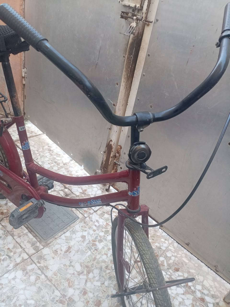 بايسكل صيني حجم ٢٠ نظافة مثل ماموضح بالصورة وغراضه وياه قيم واخذ والسعر الي يعجبني ابيع.. مكاني حلة مركز حي المهندسين رقمي واتساب ***********
