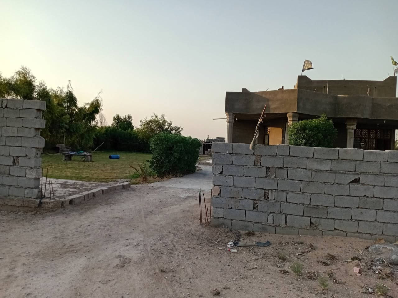 أرض زراعيه البيع 30 دونم معه بيت طابقين حديث البنيان جاهز العاله ومتوفر جميع الخدمات واجهيت تبليط واسط قرب مطار صويره طريق بغداد كربلأ التصال ***********
