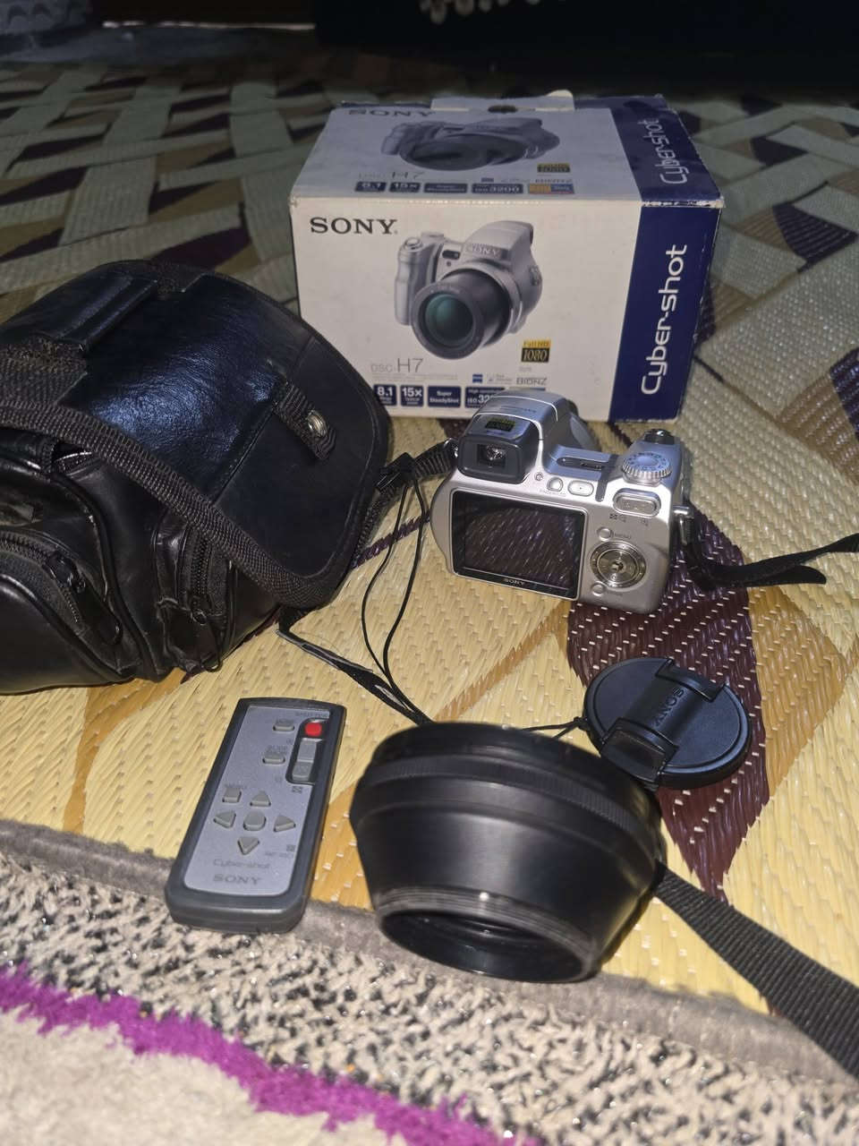 > كاميرا يابانية أصلية Sony DSC-H7 مع عدسة Carl Zeiss الألمانية المشهورة
>
> *المواصفات:*
> 🔹 الدقة: 8.1 ميغابكسل صور صافية
> 🔹 زوم بصري 15x + زوم ذكي 25x يقرب البعيد كلش
> 🔹 عدسة Carl Zeiss Vario-Tessar الأصلية
> 🔹 مانع اهتزاز Super SteadyShot
> 🔹 حساسية عالية ISO 3200 للتصوير الليلي
> 🔹 تصوير Full HD 1080 + خاصية كشف الوجوه
> 🔹 بطارية STAMINA تصور 300 صورة بالشحنة
>
> *الحالة والملحقات:*
> ✅ الكاميرا نظيفة وشغالة 100% بدون اي عطل
> ✅ الكرتونة الأصلية موجودة
> ✅ حقيبة جلد + ريمونت تحكم عن بعد الأصلي
> ✅ هود العدسة + غطا العدسة الأصلي
> ✅ الحزام الأصلي
>
> *مناسبة لـ:* التصوير العائلي، السفرات، الطلاب، والمبتدئين الي يريدون كاميرا احترافية بسعر مناسب.
>
> *المكان:* بغداد - 
> *التواصل:* على الخاص
> *السعر:* [ 170 الف وبي مجال]
الاستفسار   رقم الهاتف ***********
