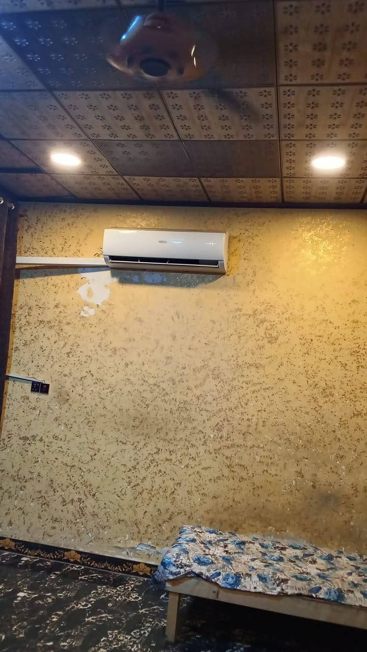 بيت مساحه 200 متر نوع طابو صرف  3 غرف نوم صاله ومطبخ  استقبال صيحات عدد 2    100متر  بناء  جديد 100 ترميم  السعر 200 مليون وبي مجال كوفه حي ميسان شارع عوده الرقم ***********.         ***********.
