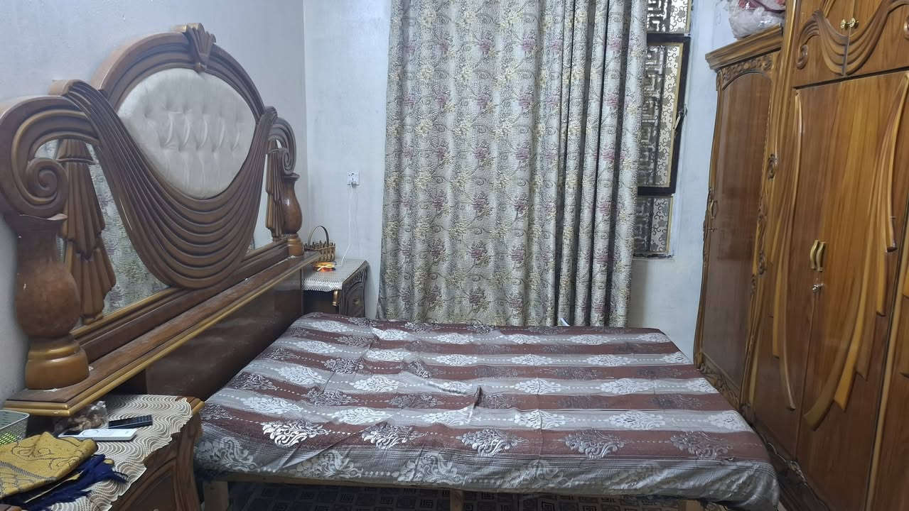 السلام عليكم ورحمة الله وبركاته
غرفة نوم للبيع 
بغداد مدينة الصدر 
***********
الشراي يتصل ويعامل على السعر 
مستعجل على البيع
