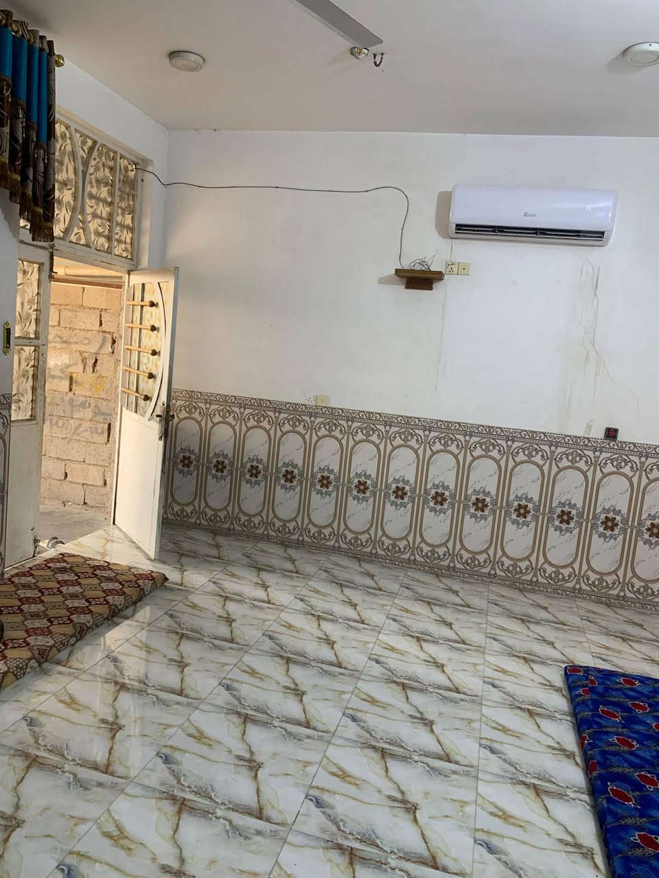سلام عليكم بيت البيع المساحه الكليه 500 متر البناء 200 البيت متكون غرفتين نوم او. صاله او ستقبال او مخزن خارجي  بيت متكون من مجاري او ومي او كهرباء او سوك قريب عليك  العنوان  بغداد التاجي هور الباشه قرب جامع الهدايه البيت زراعي عقد 25 
وتساب ***********
وتساب ***********
الخط مفتوح ***********
سعر 68 بي مجال
