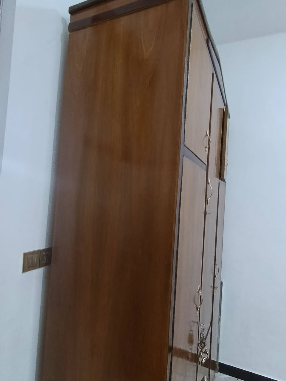 كنتور صاج تسكام ارتفاع ٢متر و٦٥ والعرض متر و٦٥ 
والعمق ٦٠سم نجاره السعر ٢٨٠ مكان كوت/داموك
اتصال***********
