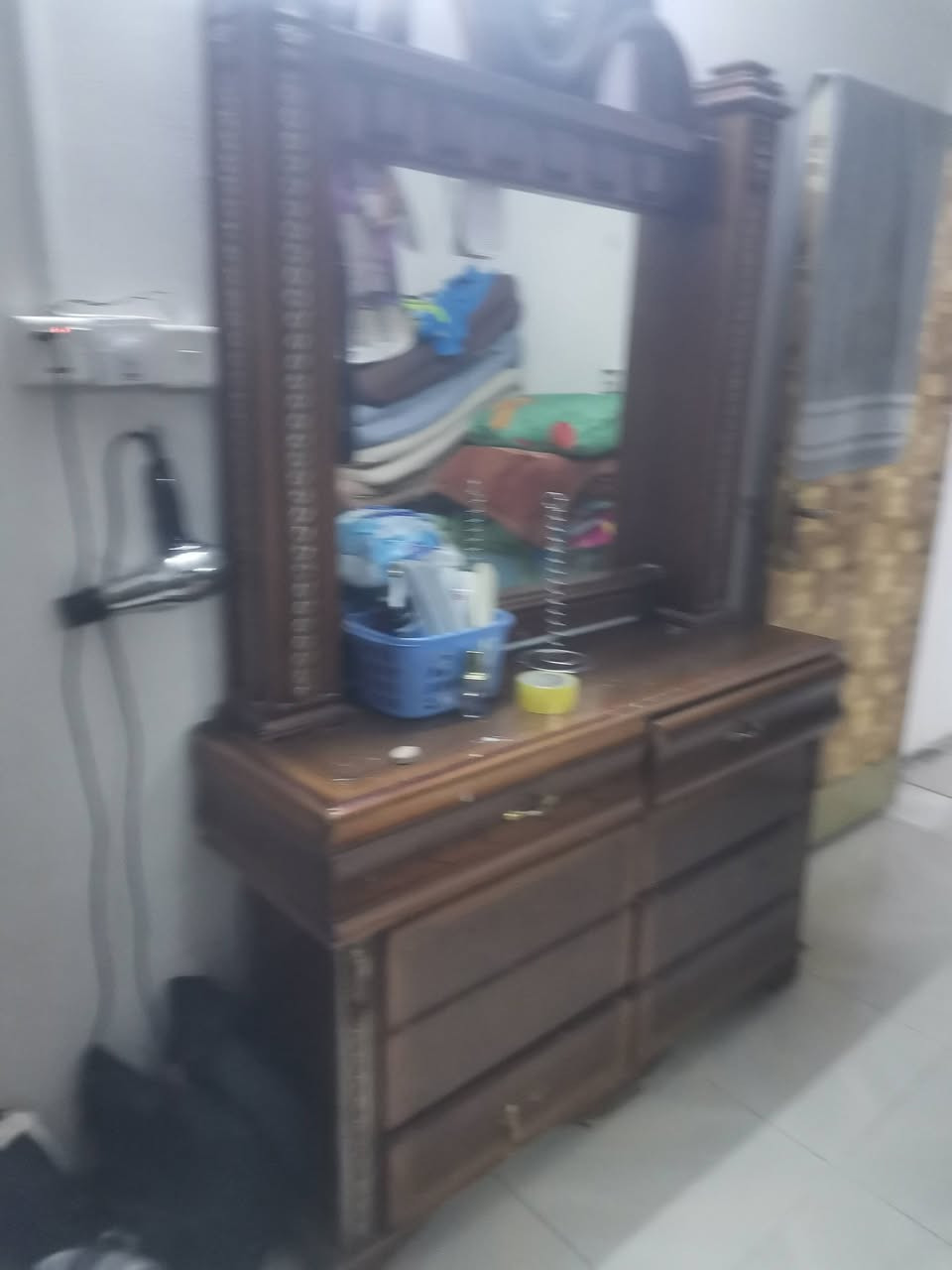 للبيع.... 
للبيع..... 
1ـ غرفة نوم خشب اندنوسي قوي.. كنتور 6 ابواب مع ملحق داخلي الابواب نرمادة 
ميز تواليت+زاوية + 2ميز چرباية 
الغرفة نقصها الچرباية فقط
السعر 250 الف
بغداد حي اور فلكة صباح الخياط 
***********
