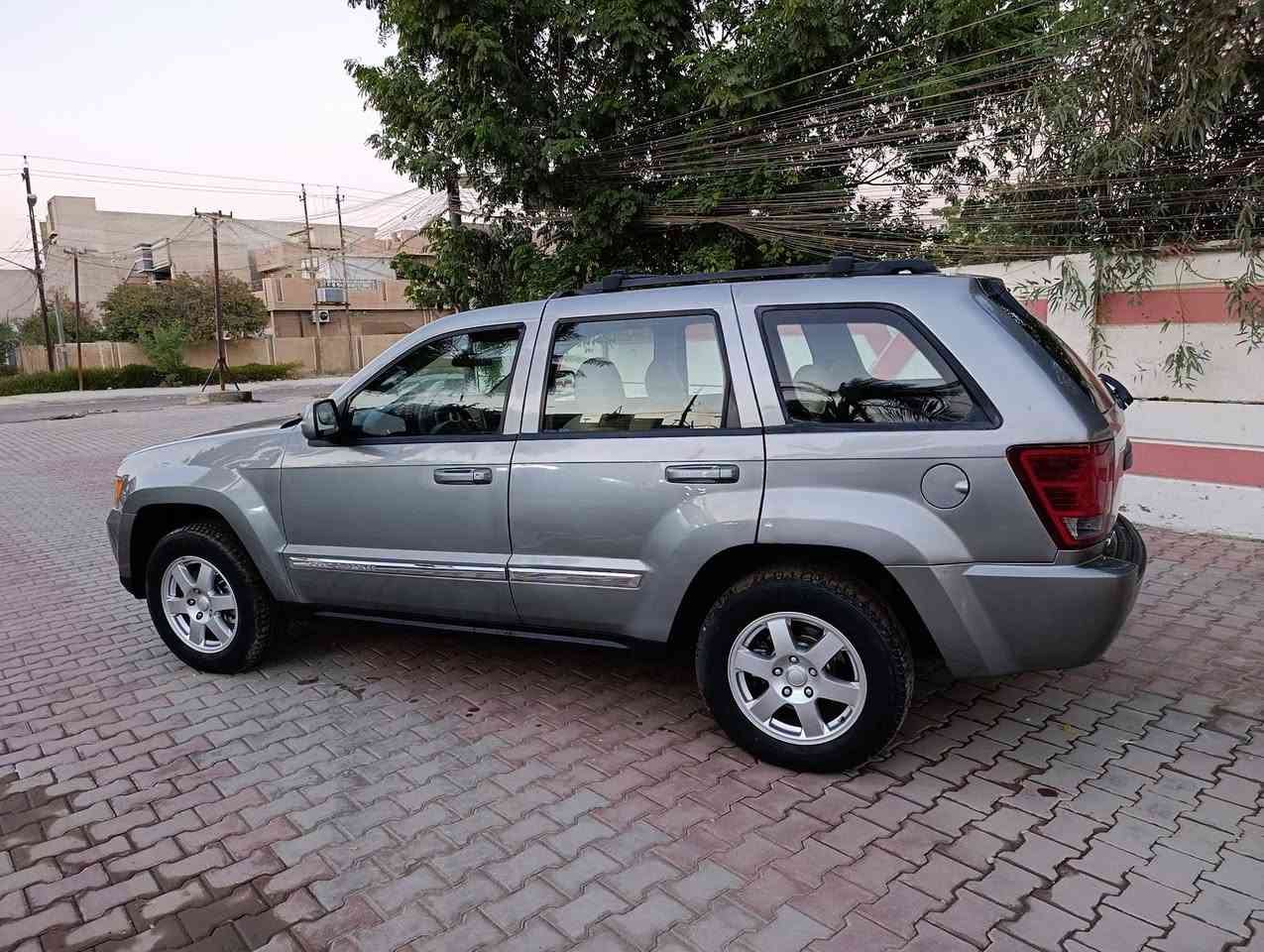 السلام وعليكم
جيب لاريدو 2008
سعر 83 وبيه مجال بسيط
هزه جديدة بيها دفتر بانزين ومحرك كير صدر تايرات تبريد كله شرط  
كامرة شاشه تحكمات ستيرن جهتين 
حزام صبغ بدون ضربه بدون دواخل
مكاني بغداد ***********
