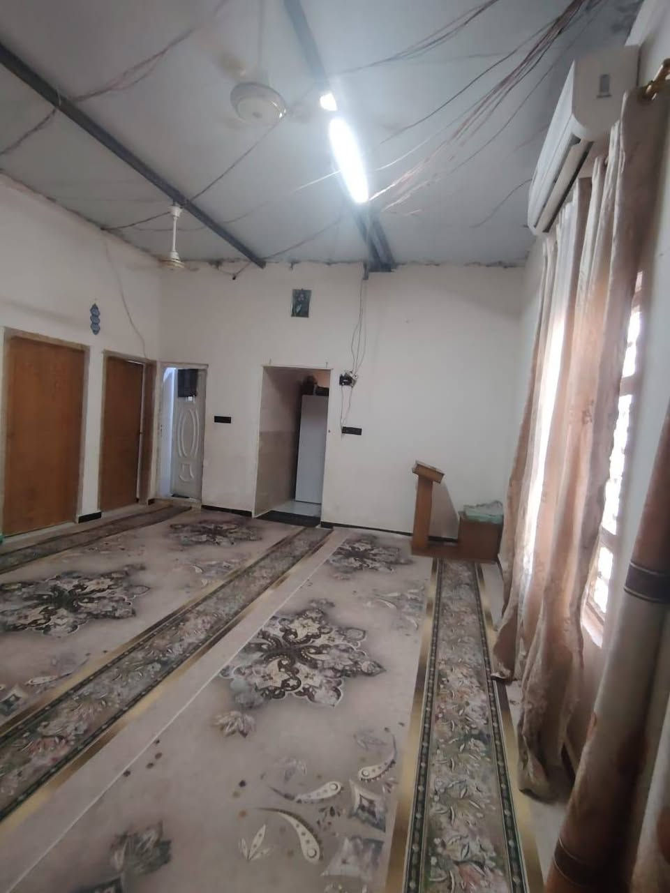 السلام عليكم بيت طابو زراعي الجزيرة المساحة الكلية 200 متر والبناء 100 متر يحتوي على غرفتين نفس الحجم 50×3 ×50×4 الصالة 50×6 ×6 المطبخ 50×3 ×50×3 الحمام مشترك 50×1 الحديقة مساحتها 100 متر بيها زرع الواجهية عرض 10 متر والنزال 20 بيت سندويش الشارع مكتمل من ناحية الخدمات بوري ماء انارة كهرباء كله قريب يم الباب العنوان الجزيرة الريان نزلة ابو علي النجار ثاني فرع على اليسار السعر 65 مليون رقمي ***********
