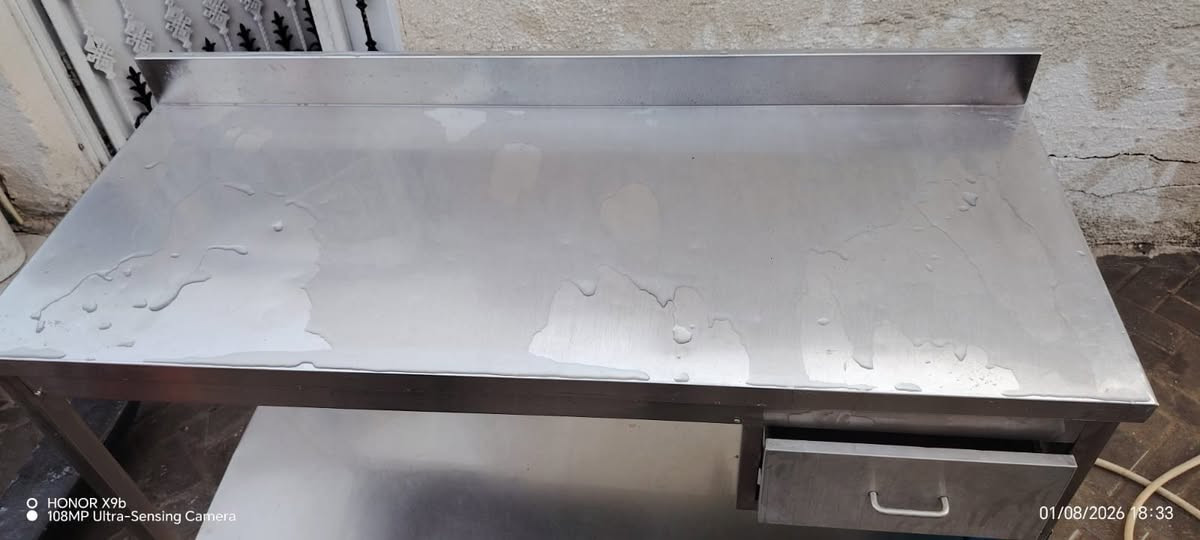 ميز ستيل طوله ١٦٠ وديلاب ارتفاعه ١٨٥ وعرضه ١٢٠ نضيفات جدا ايطالي اصلي ثقيل ***********
