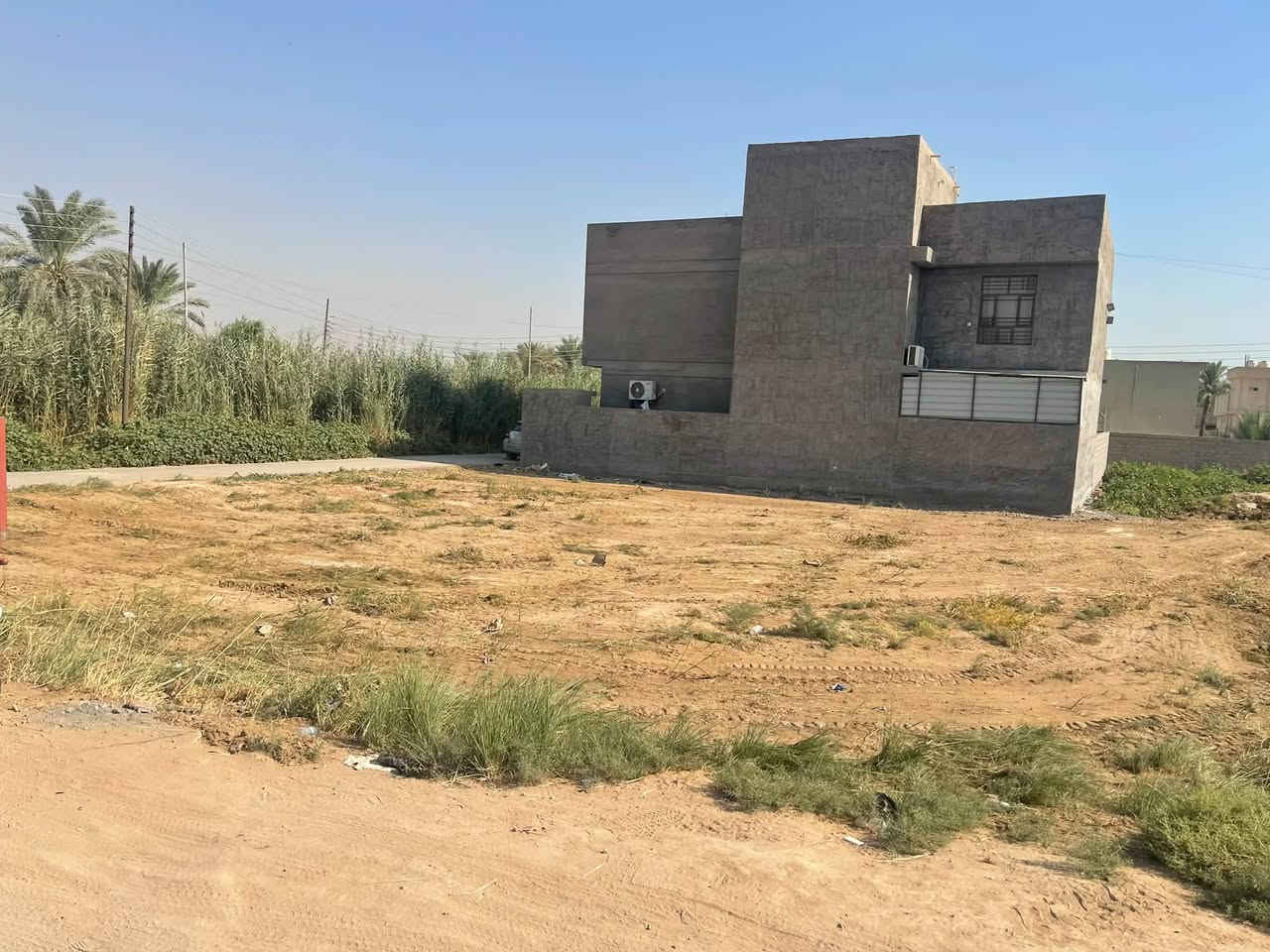 السلام عليكم
قطعة ارض مساحة ٤٢٥ متر ركن 
واجهة ١٧ متر نزال ٢٥
جنس العقار زراعي سند ٢٥ 
تبليط مجاري كدامها بزل 
ماء اساله كهرباء 
كل الخدمات متوفرة 
عنوانها الجعارة حي المنتظر 
ركن على البزل الثاني
***********
