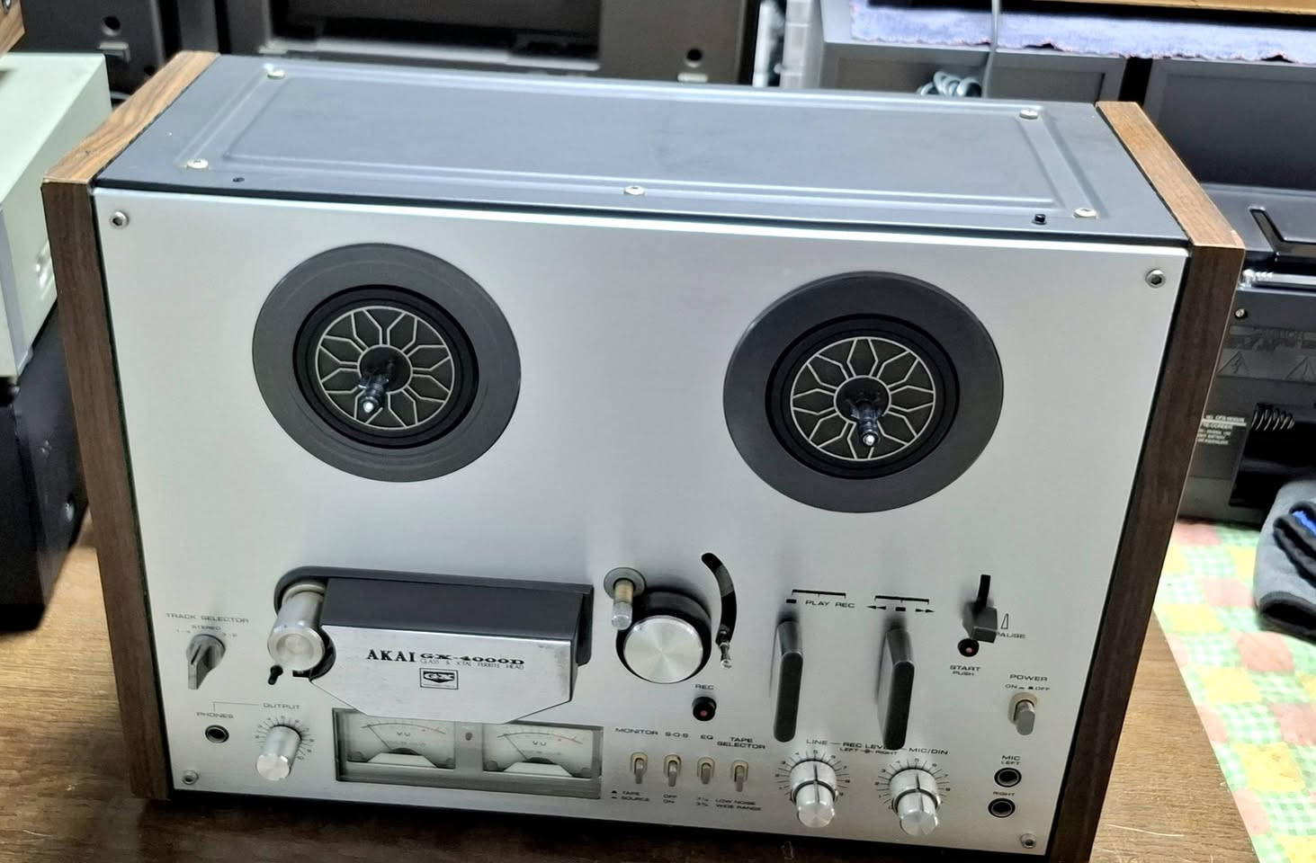 AKAI 4000D GX
تیب بكرة اكای 4000 دی جی اکس
انج 7
سرعة  2
تراك 4 
نظیف و شغال 
مركز اربیل للصوتیات  عنوان اربیل سوق منارة
واتس اب / ***********
