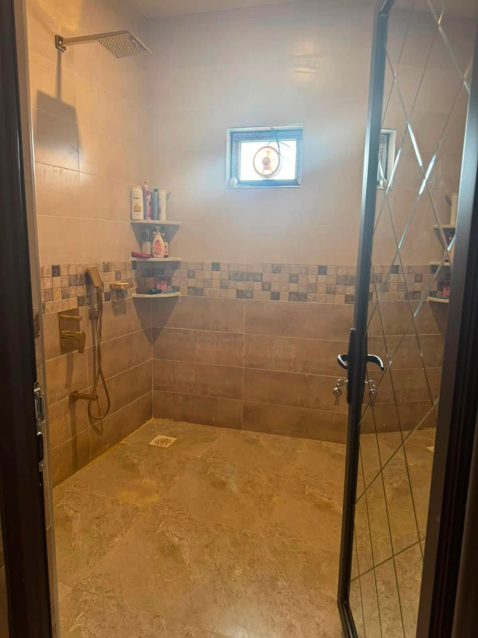 🏠دار صفر بناء حديث
   موقع مميز للبيع بناء ٢٠٢٦ 
~~~~~~~~~~~ 
بيت ١٥٠ م  ركن  طابقين  
طابق الأول مطبخ حار وبارد 
هول 
استقبال 
صحيات 
غرفة نوم 
حدائق داخلية  عدد ٢ 
مع نافورة / مغربي / ابواب شبابيك المنيوم/ درج بيانو/ نظام بوكسات 
سنة البناء ٢٠٢٦ 
طابق ثاني ٣ غرف نوم  
حي الواسطي 
/ قرب محطة الواسطي 

~~~~~~~~~~~

~~~~~~~~~~~

~~~~~~~~~~~
💸السعر :علق تم يوصلك السعر 
~~~~~~~~~~~
~~~~~~~~~~~
للاستفسار اكثر الاتصال على
***********📱
~~~~~~~~~~~
نستقبل جميع العروض 
🏠السكنيه  🏛️التجاريه
مكتب عدن بدايه سايدين عدن مقابل مجمع جوهره
