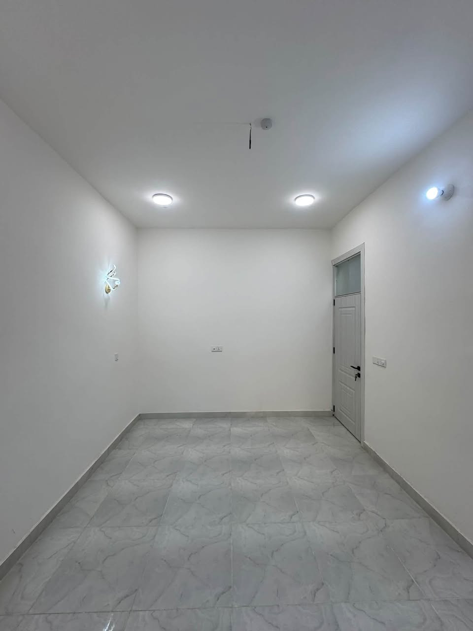 فرصة سكنية مميزة في بعقوبة 🌟📞***********📞
للبيع مشتملان حديثان (عدد 2) بتصميم عصري وموقع خدمي ممتاز.                  
 المساحة: 100 متر مربع لكل مشتمل.
 الابعاد: عرض 5 متر × نزال 20 متر.
 البناء: طابق واحد .
📌 التفاصيل والتوزيع:
 الطابق الأول: استقبال، صالة، مطبخ، غرفة نوم، وصحيات.
 الطابق الثاني: بيتونه على عرض الصاله
💡 الخدمات والمميزات:
 الخدمات: متكاملة (ماء، كهرباء، تبليط).
 الشوارع: شارع واسع بعرض 10 أمتار.
 الوثيقة: سند 25.ملك صرف
 العنوان: ديالى - بعقوبة - تقاطع القدس (دور الزراعة)،  الثالثة.

لاستفسار الرقم أو مراجعة مكتب الحمداني للعقار 

                            ☎️***********☎️

نص مكتوب في الصور:
- مكتب الحمداني