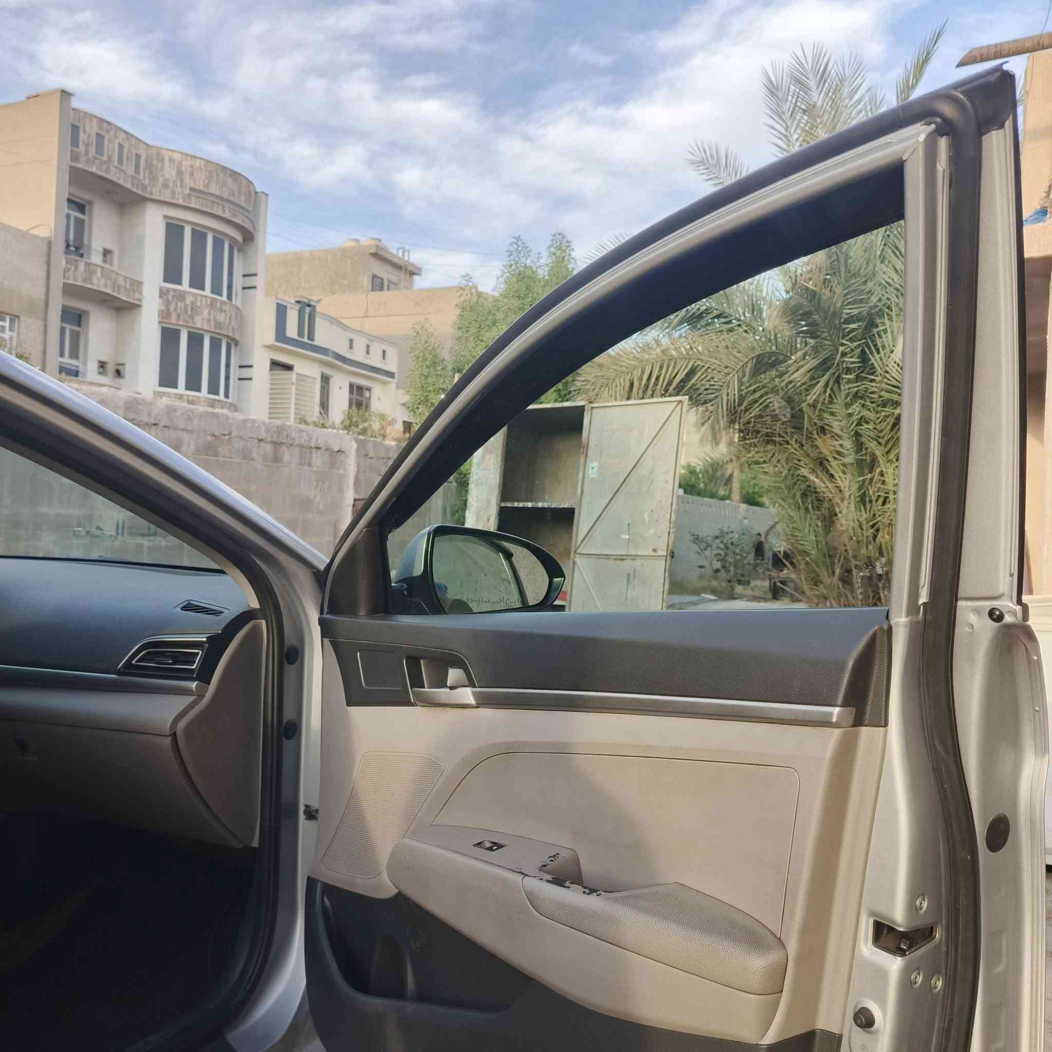 اخوان السلام عليكم النترا موديل 20 رقمها بغداد وسنوية بأسمي وهاذا رقمي إلي يحب يتفضل خاص***********👉🏻.
