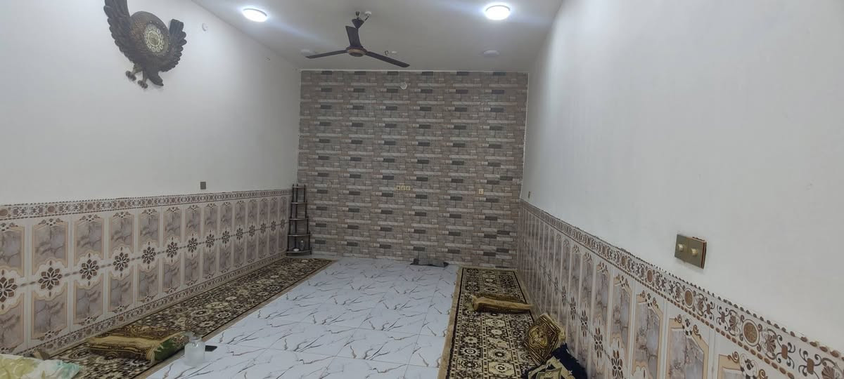 بيت 200متر +مشتمل 100متر +قطعه 80متر مسيجه ركن من ظمن النواب الظباط حي الجوادين وجها ع شارع الحي 
المشتمل حاليا مأجر
 تقاصيل اكثر ع خط ***********
