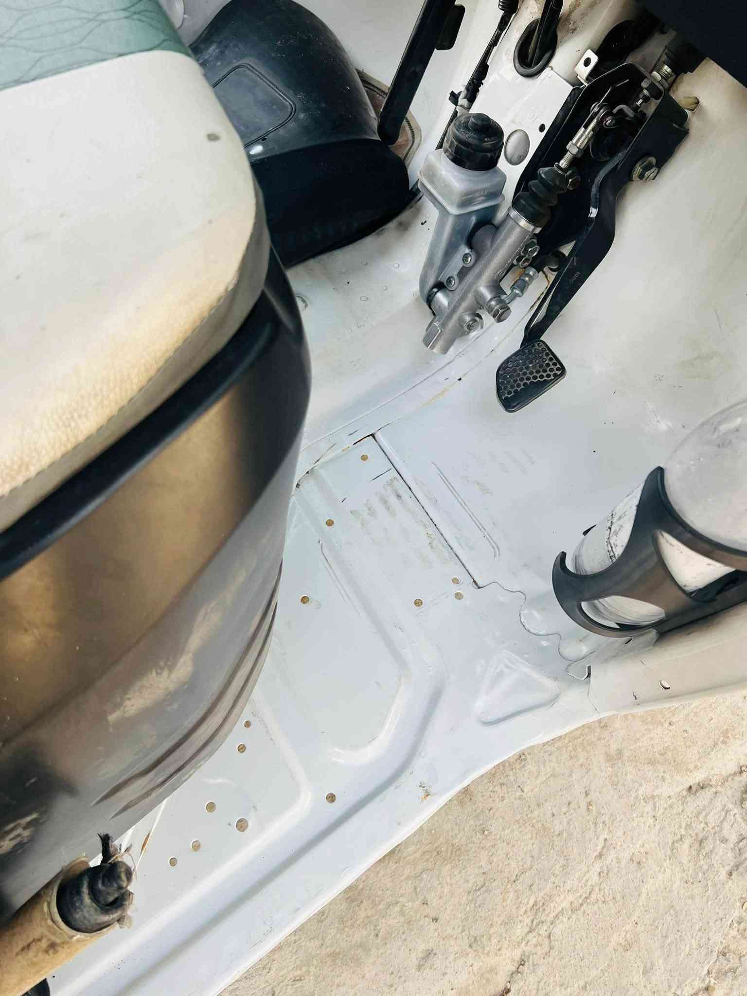 السلام عليكم تكتك موديل ٢٢ شهر ال ١١ كفالة محرك كشر لا ضربة ولا تبديل رقم انكليزي بسمي لوحات نكليزي فد دوس مال سايق رش قليل جمالية السعر ٨ ونص رقم تليفون ***********
