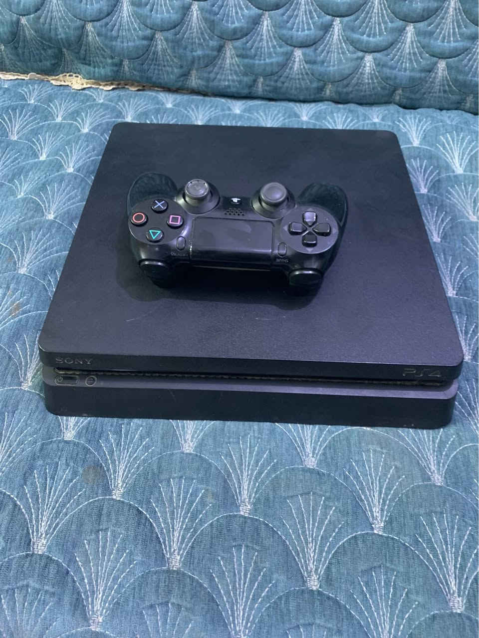سلام عليكم بلي فور سلم الجهاز مفتوح تنضيف نص تيره جويستكً واحد اصلي +قرص GTA نضامه الحالي 13.2 السابق 12 تكدر اتسوي داون كريد استرجاع نضام يتهكر عندك تريد تلعب اون لاين أنت بعد بكيفك سعره 150 مكاني كربلاء حي رمضان للستفسار *********** Singapore

