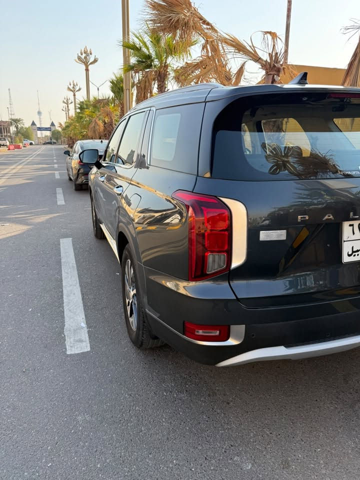 للبيع | Hyundai Palisade 2020 AWD
هيونداي باليسايد موديل 2020
وارد كوري – مواصفات أمريكي
دفع رباعي AWD / HTRAC
ماشية 74,000 كم وقابلة للزيادة.

 المواصفات:

• محرك 3.8 GDI V6 بنزين
• قوة تقارب 295 حصان
• گير أوتوماتيك 8 سرعات Shift-by-Wire
• دفع رباعي ذكي HTRAC AWD
• وضعيات قيادة متعددة
• أوضاع تضاريس للطرق المختلفة
• دخول ذكي وبصمة تشغيل
• تشغيل عن بُعد
• رادار أمامي
• مثبت سرعة ذكي
• نظام تحديد ومساعدة المسار
• بانوراما قطعتين
• 7 راكب
• كراسي منفصلة Captain Seats بالصف الثاني
• كشنات جلد سياحي
• تبريد وتدفئة الكراسي الأمامية
• تبريد وتدفئة الكراسي الخلفية
• تدفئة ستيرن
• شاشة وسطية كبيرة
• كاميرا أمامية وخلفية
• حساسات أمامية وخلفية
• إيرباكات سليمة
• گير إلكتروني بالأزرار
• فرامل يد إلكترونية
• Auto Hold
• تكييف أوتوماتيك 3 مناطق
• تبريد وفتحات هواء موزعة على الصفوف الثلاثة
• منافذ Type-C موزعة على مقاعد السيارة
• تحكم بالمكيف للركاب الخلفيين
• دركسون متعدد الوظائف
• مرايا كهربائية
• إنارة أمامية وخلفية LED
• Roof Rails
• جنوط ألمنيوم
• تخم تايرات جديد
• مساحة داخلية كبيرة جداً مع صف ثالث
• داخلية جلد أسود بتطريز ماسي
• السيارة محافظة من الداخل والخارج.

تفاصيل الضرر :

الضرر الرئيسي بالوارد كان في الباب الخلفي خلف السائق، وتم تعديله سحب بارد بدون صبغ.

داخل العراق صار تلحيظ بسيط بباب السائق بحدود شبر تقريباً وتم تعديله أيضاً سحب بارد بدون صبغ.

كذلك توجد ضربة بسيطة بالصندوق الخلفي، تركتها مثل ما هي لضيق الوقت، وتحتاج فقط سحب وتعديل بسيط.

بشكل عام الضرر بسيط جداً ومذكور بالكامل حتى يكون المشتري على علم بكل تفاصيل السيارة من البداية.

المسافة المقطوعة : 74,000 كيلو متر قابل للزيادة

السعر المطلوب: 25,500 دولار 💵
قابل للتفاوض بالمعقول للمشتري الجاد .
للتواصل واتساب ***********
