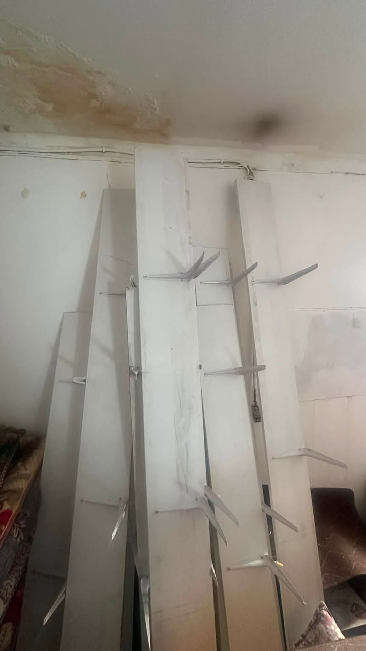 غراض للبيع رفوف. مال محل معه تعاليك مال رفوف.   وجام خانه.  جام  وغساله شغاله بس تجفيف مالته وكف.   للبيع.   ***********
