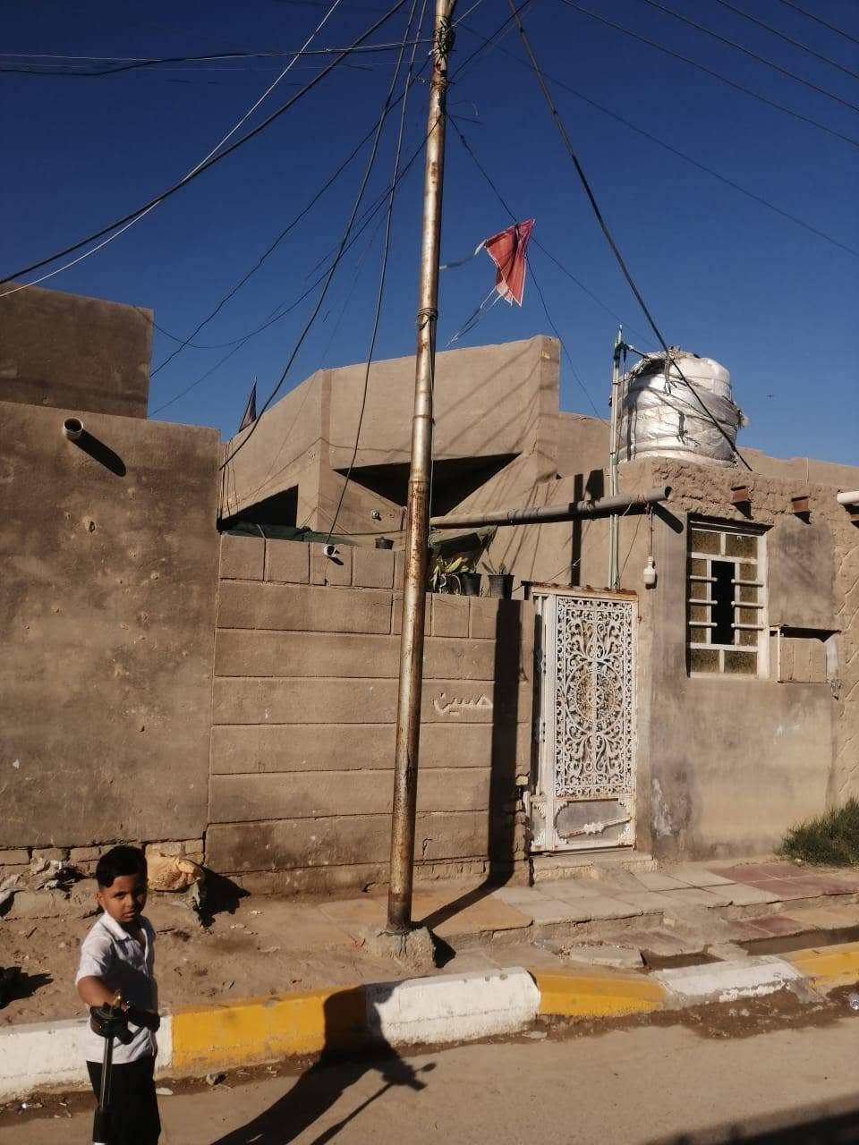 سلام عليكم بيت للبيع مساحة 120   6 في 20 بناء طابوق بي طارمه ومحل وستقبال وصاله وغرفه ومطبخ وصحيات خارجيه وداخليه طابق واحد التظحيه بالفرع مقابل مدرسة حبيب سعر 85 وبي مجال رقم ***********
