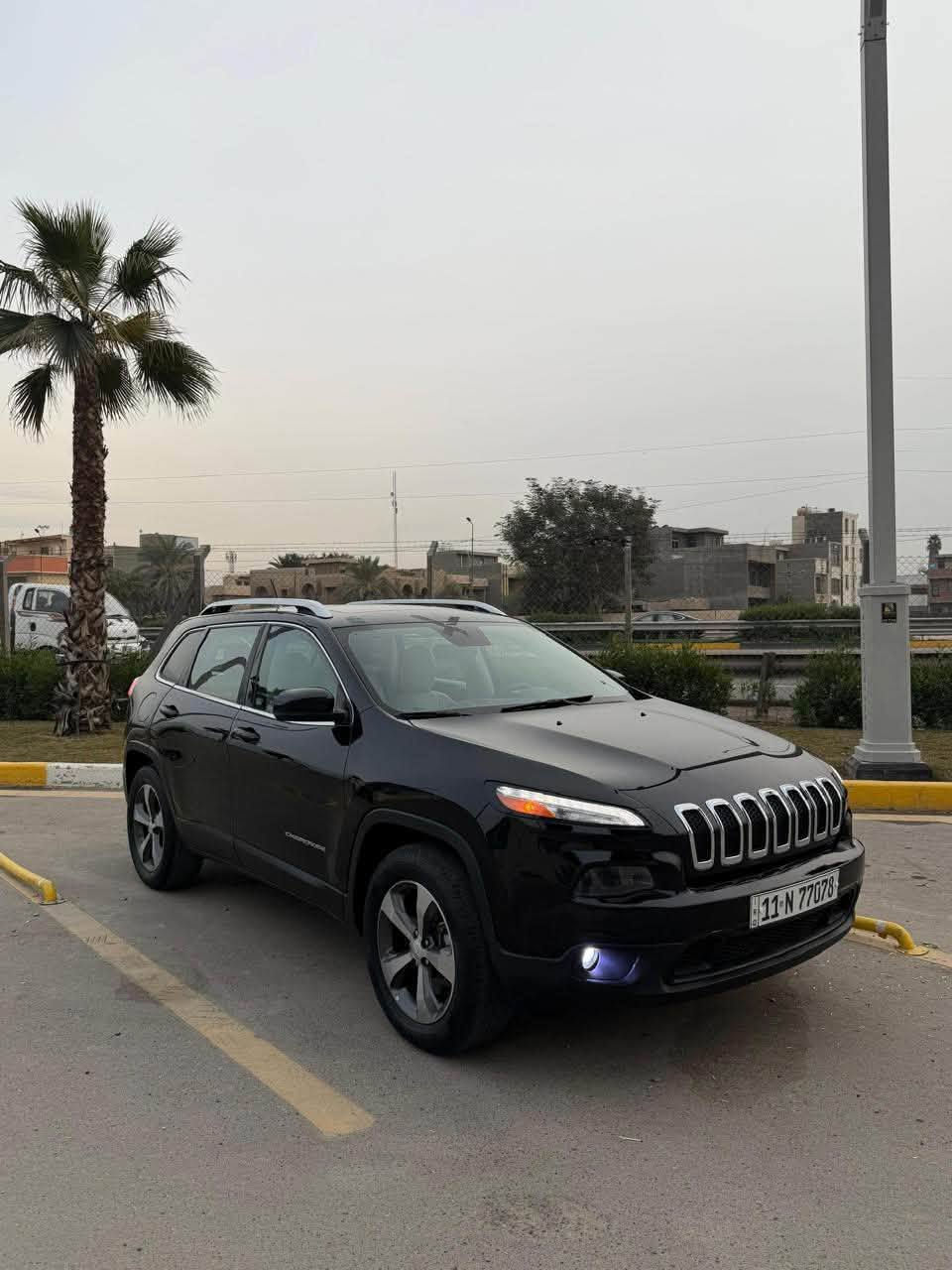 جيب شيروكي بزون 2019
فول موصفات 

٦ سلندر 
بانوراما 
داخل جلد ابيض 
فور ويل 
جنطيه كهرباء 
كشنات تبريد 
وتدفئه فول للاخير 
ماشيه ٩٠ الف 

حادثه جاملغ وبنيد  وجاملغ خلفي
 
📍مكانها بغداد اليرموك

سعر 100 ورقه ومجال بسيط
للشراي

واتساب
***********
