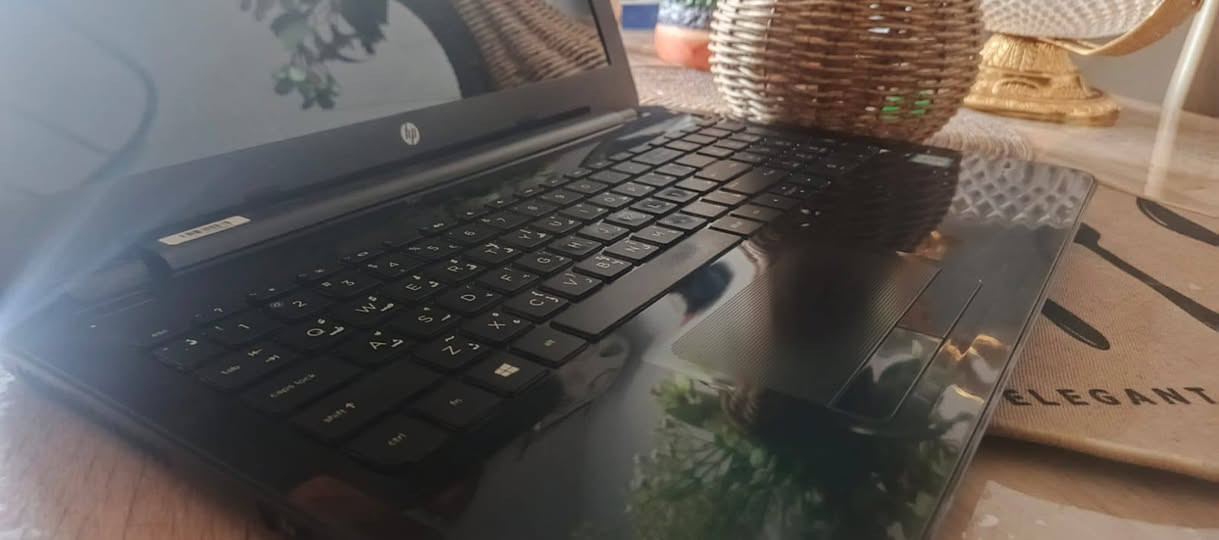 HB 
Windows 10.
Corei3
250 وبي مجال  

***********

