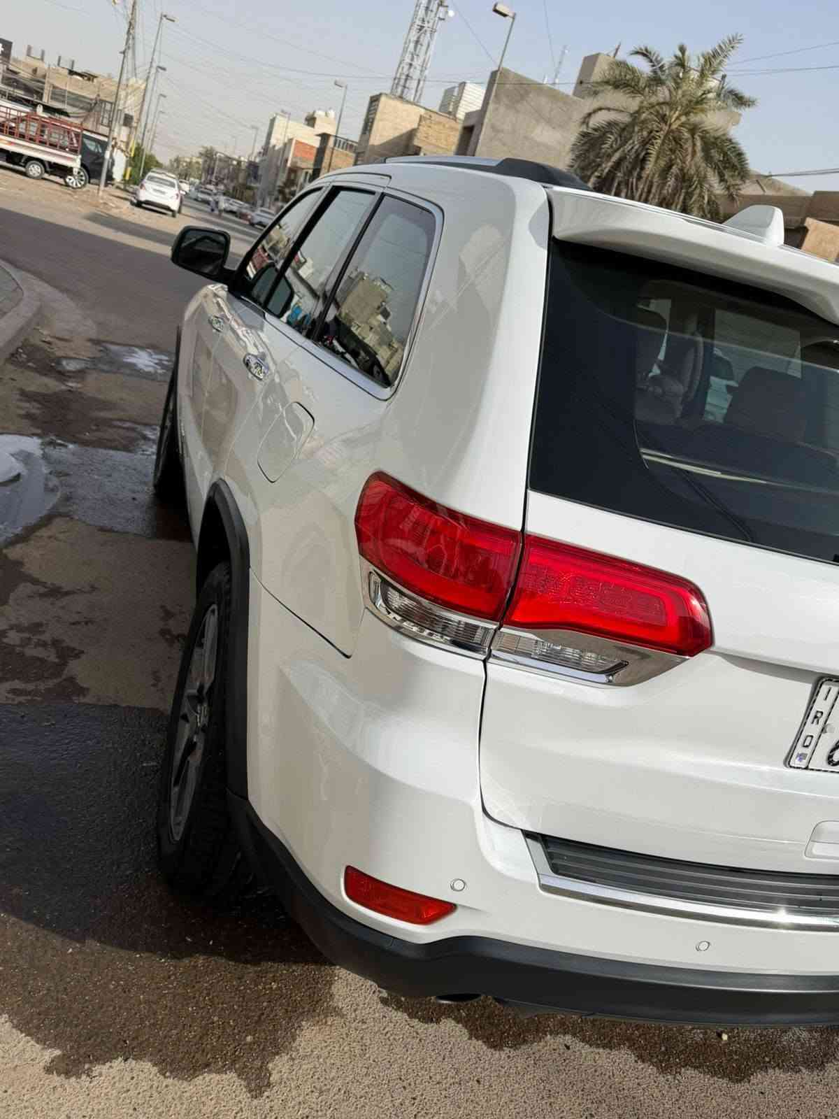 السلام عليكم للبيع جيب لمتت خليجي موديل ٢٠١٨ فول مواصفات داخل بيجي بيه صبغ وتبديل واضح في سونر سياره كلش حلوه ومصرف عليه موجوده في بغداد شارع فلسطين ***********
